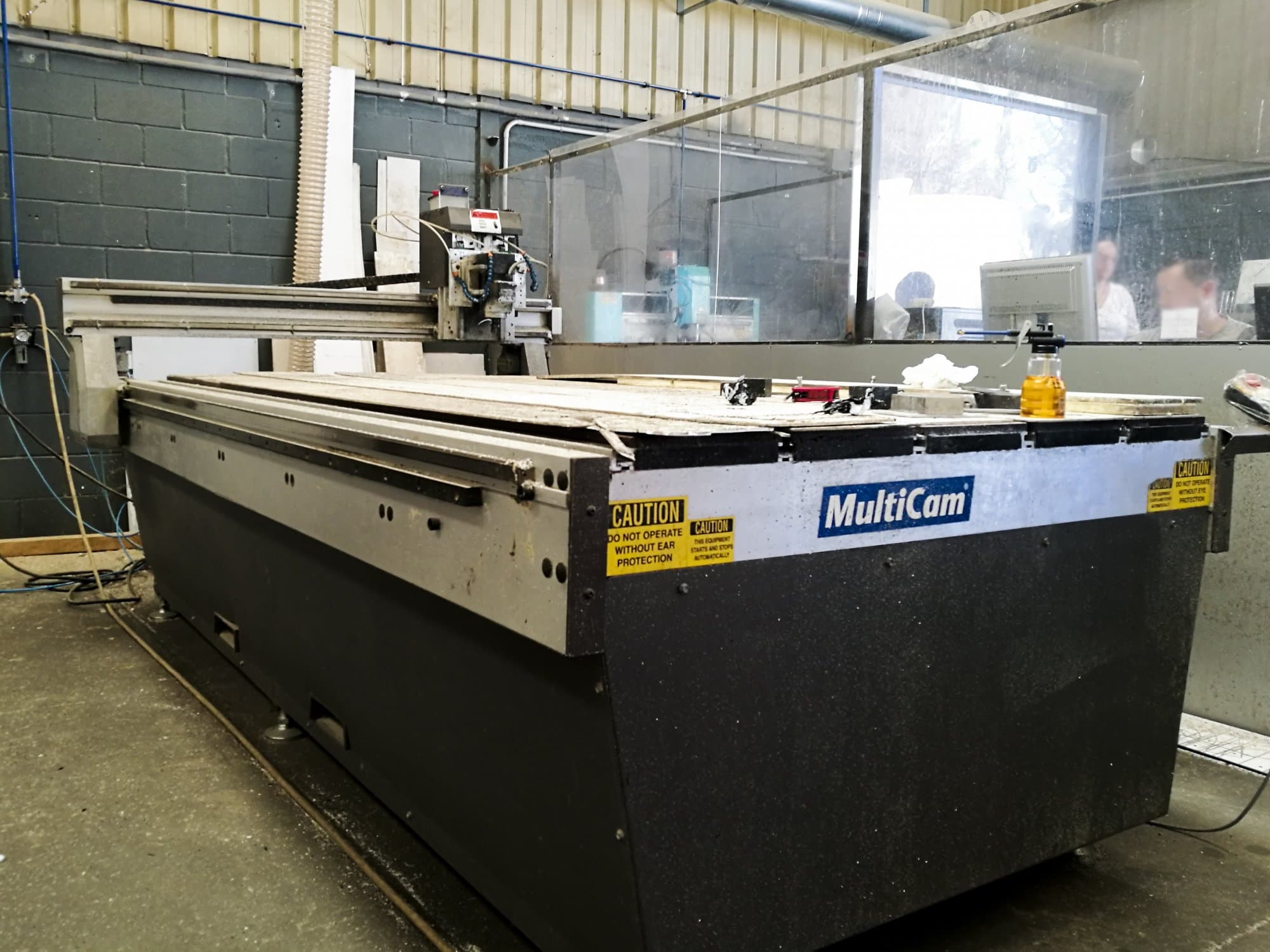 Linke Ansicht der MultiCam 103 Maschine