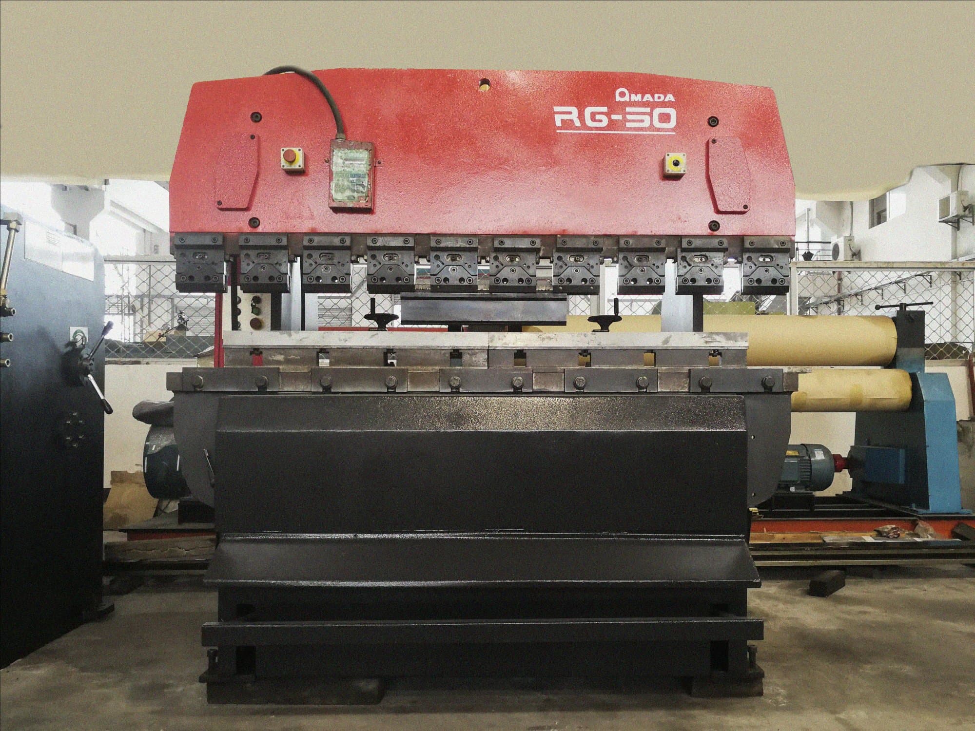 Frontansicht der AMADA RG-50 Maschine