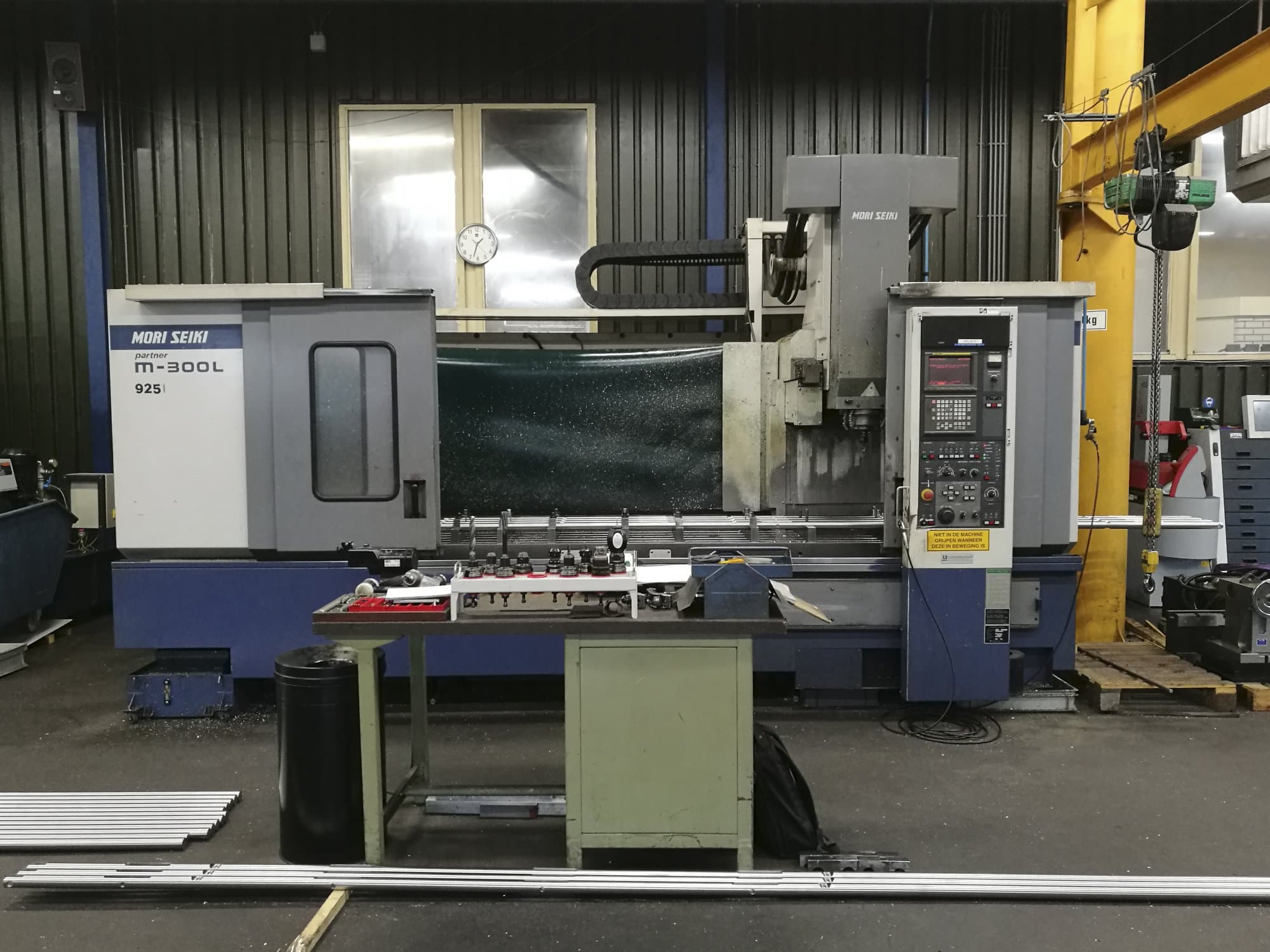 Frontansicht der MORI SEIKI M-300L2 Maschine