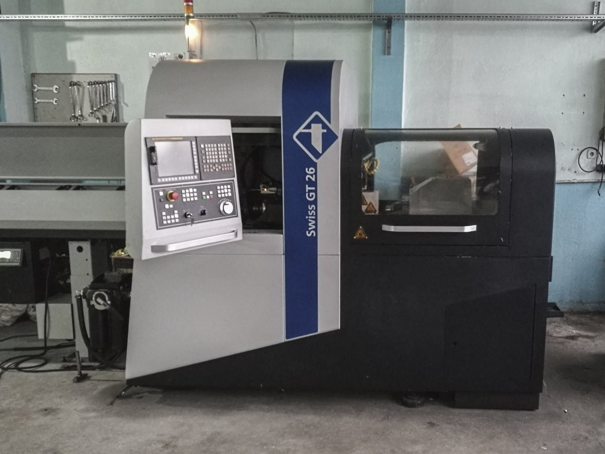 Vorderansicht der Tornos SWISS GT 26 Maschine