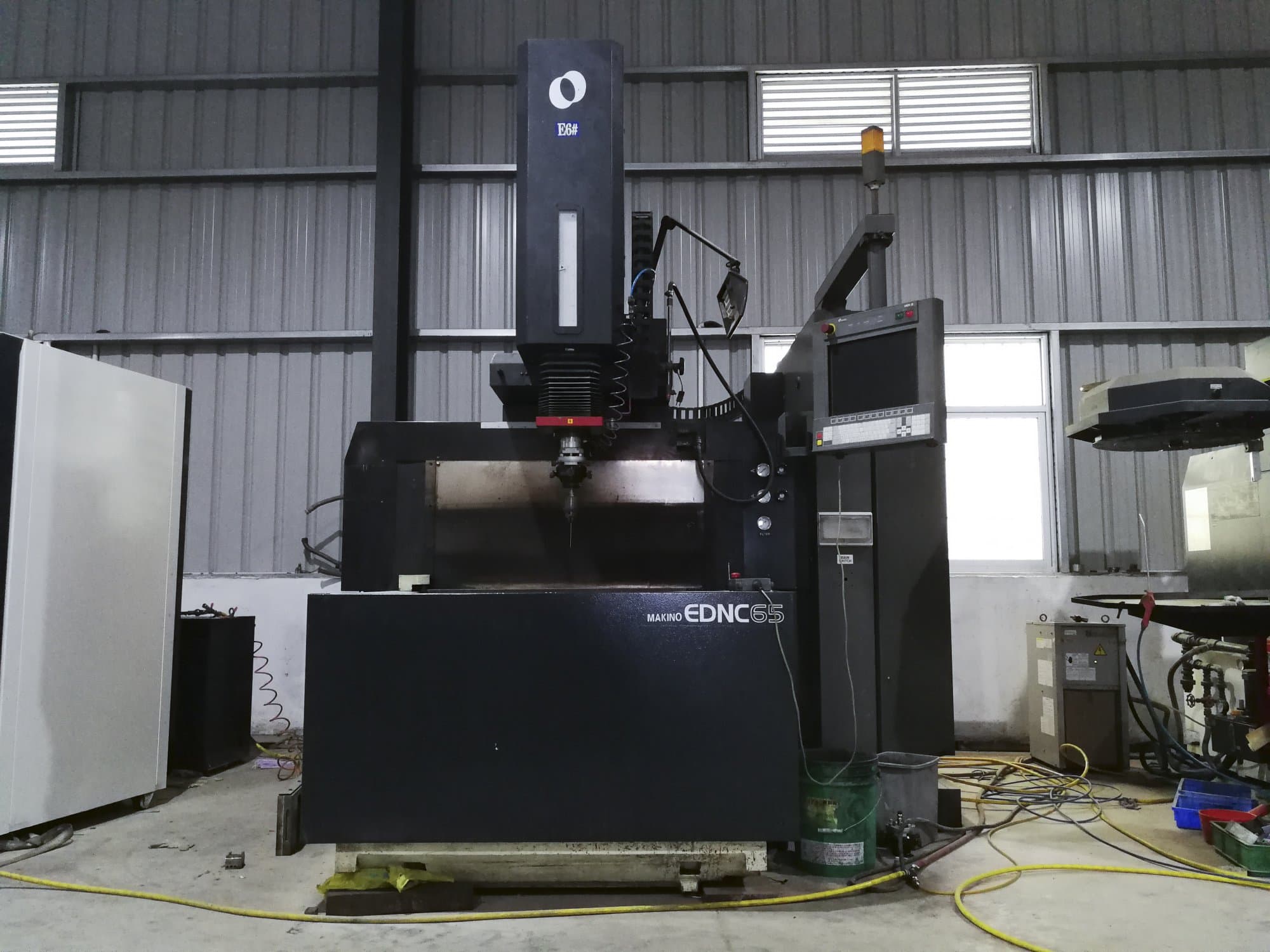 Frontansicht der Makino EDNC65 Maschine