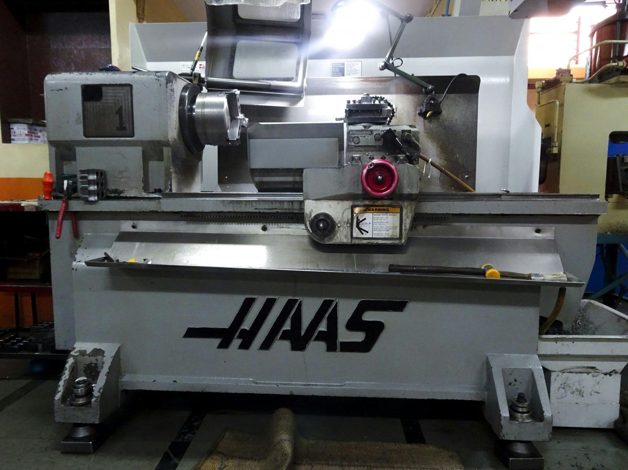 Frontansicht der HAAS TL-1 Maschine