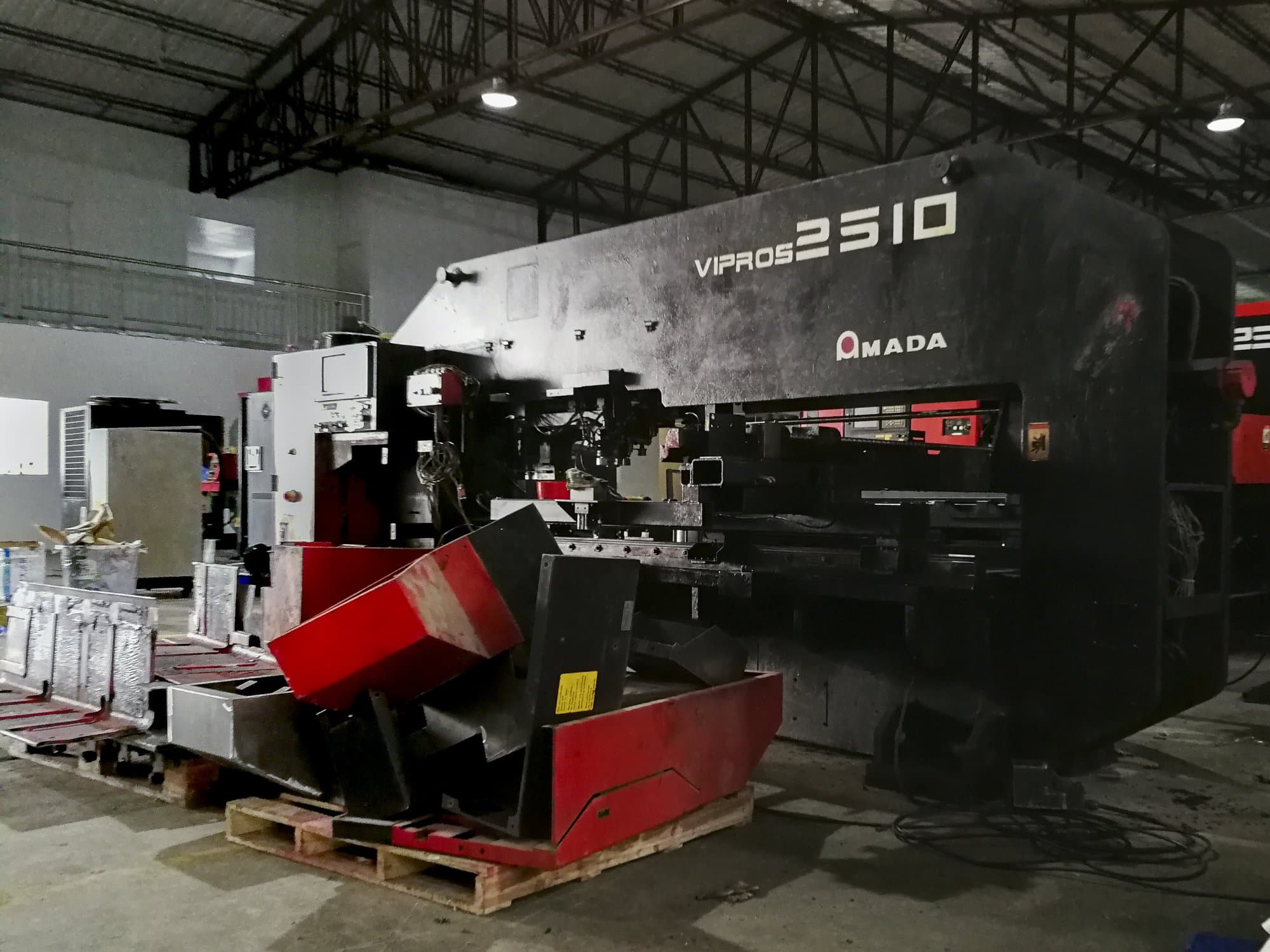 Rechte Ansicht der AMADA Vipros 2510 Maschine