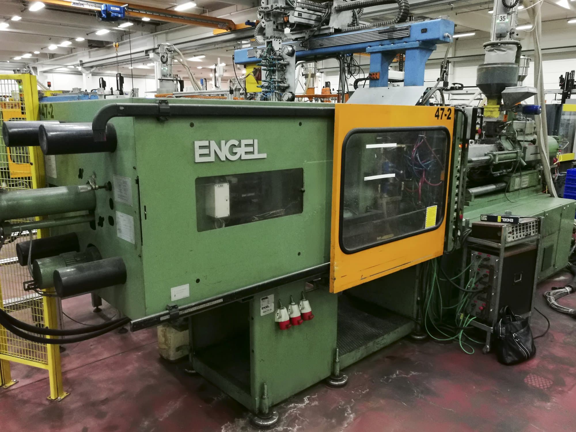 Linke Ansicht der ENGEL ES 1300/200 Maschine