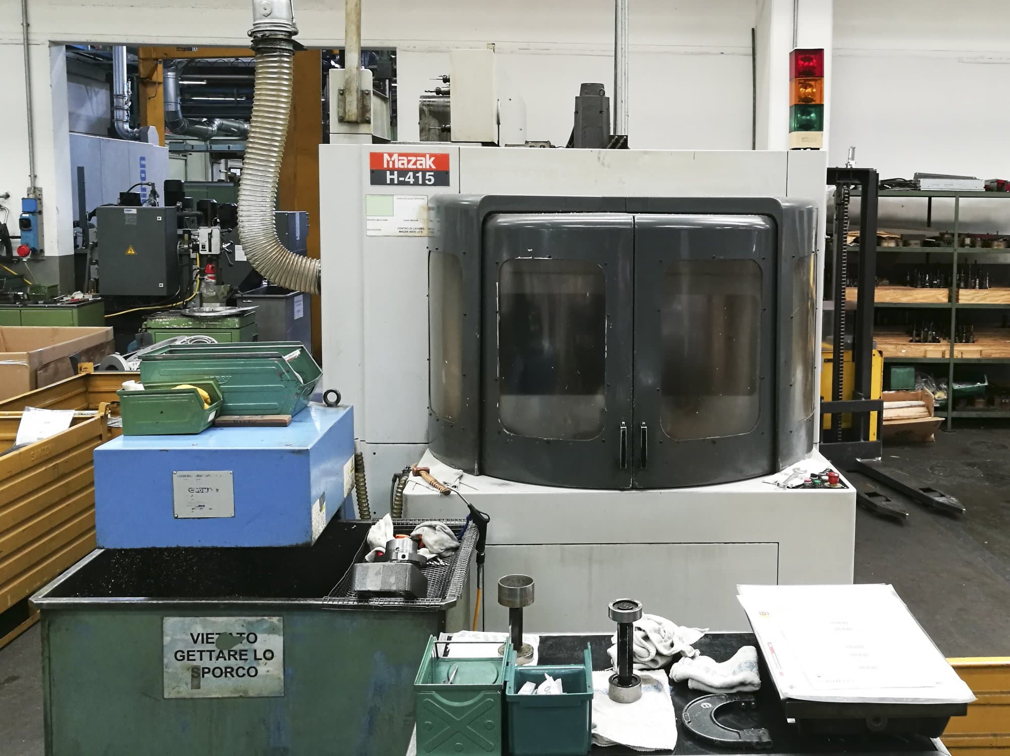 Frontansicht der Mazak H-415 Maschine