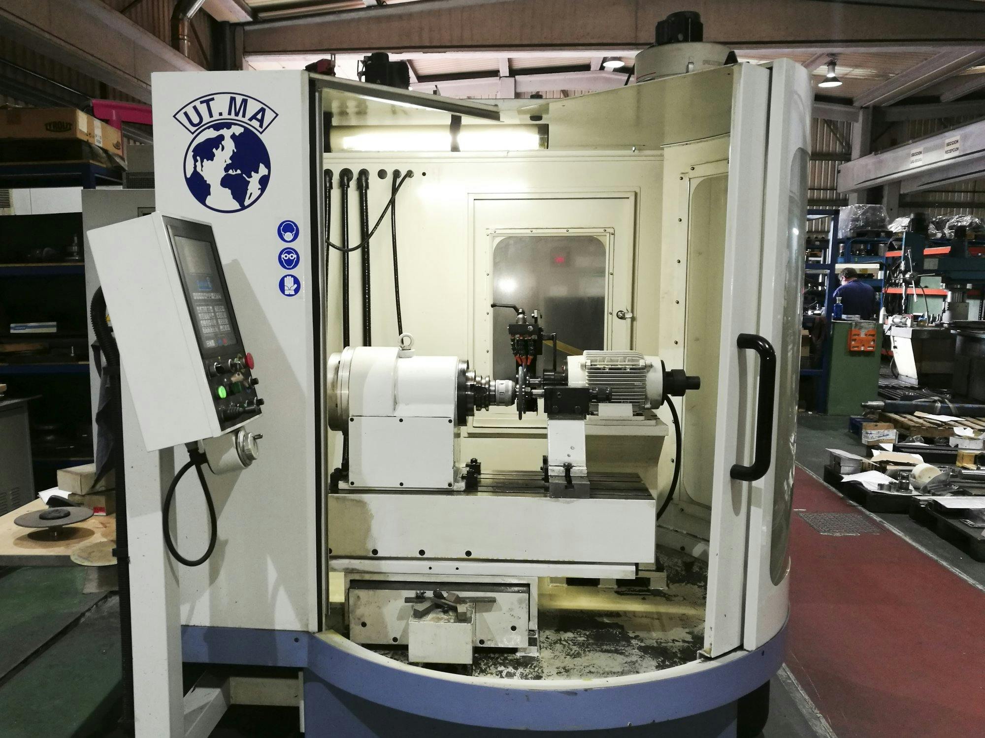 Frontansicht der UT.MA P20 CNC Maschine