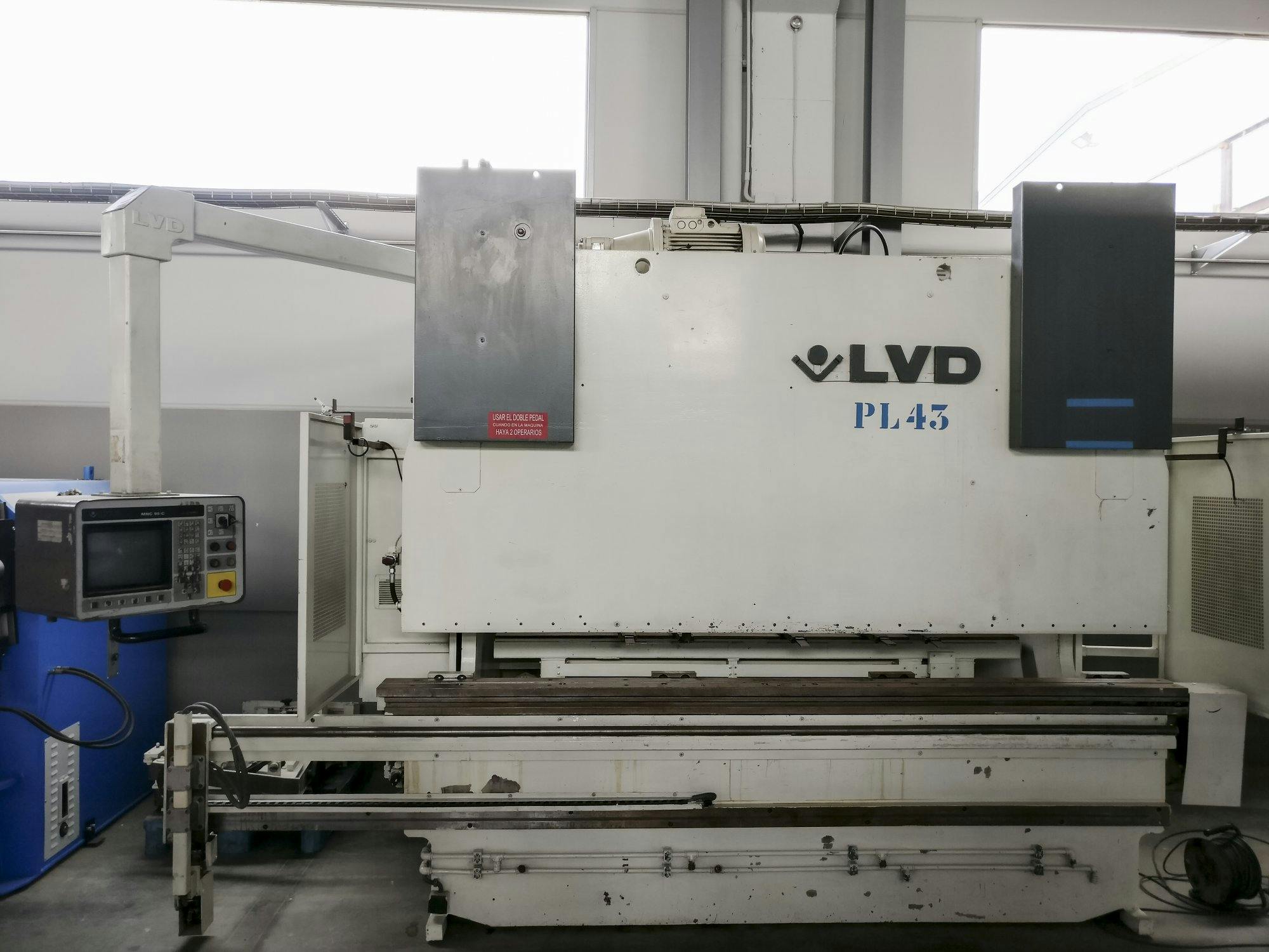 Frontansicht der LVD PPEB 160-30 MNC 95 Maschine