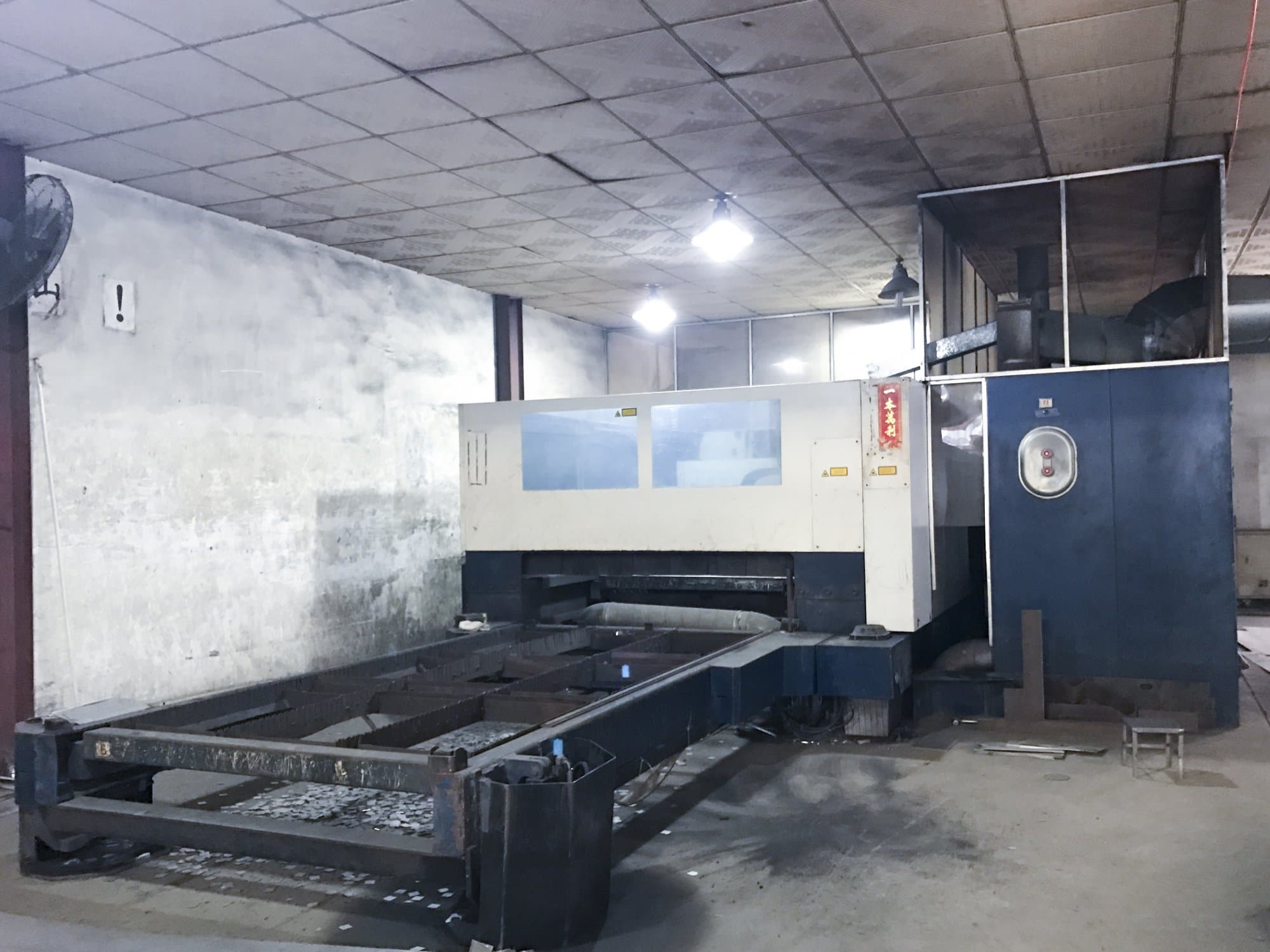 Rechte Tischansicht der Trumpf TruLaser 3030 Maschine