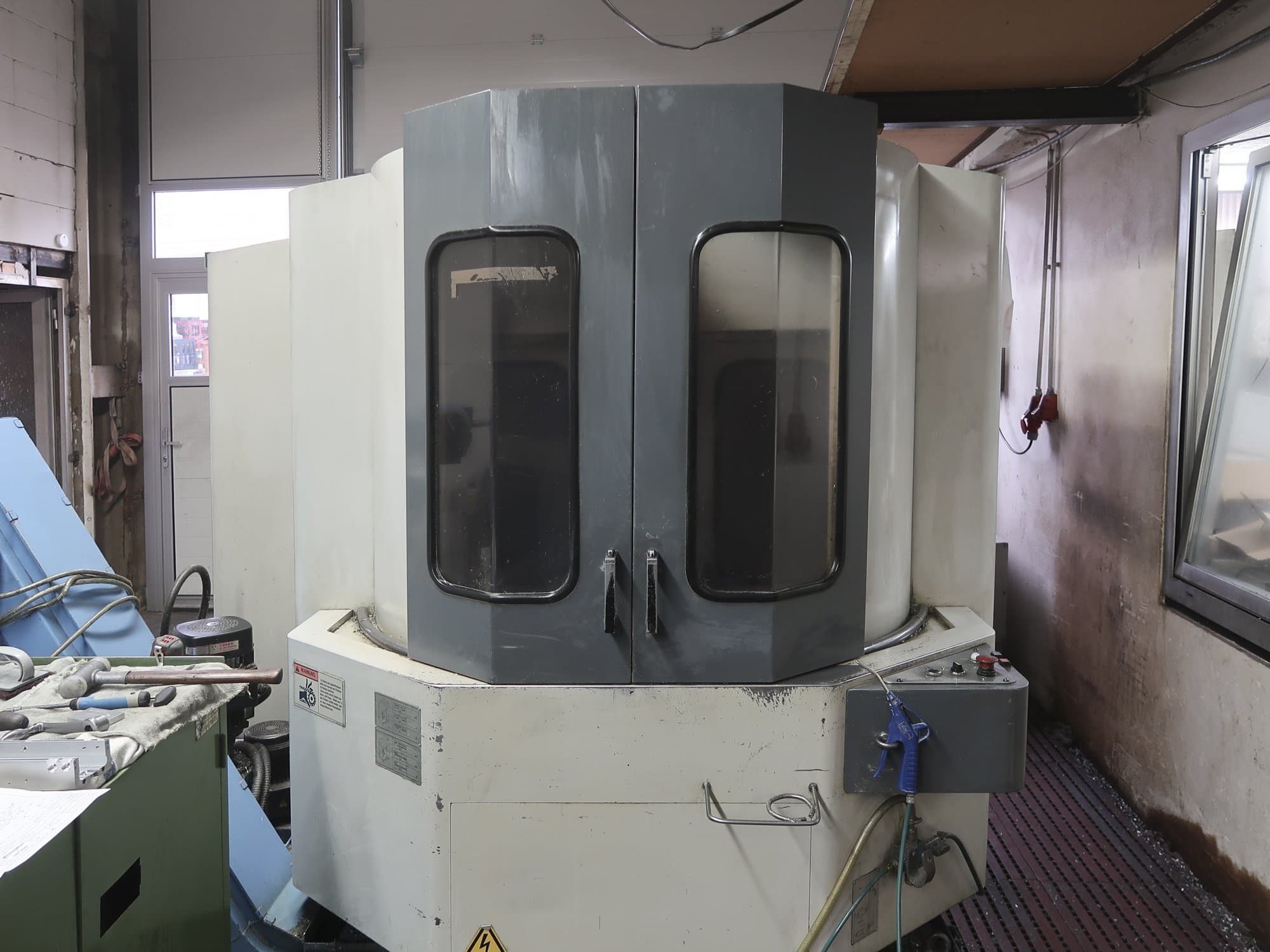 Vorderansicht 1 der Mazak HTC-400 Maschine