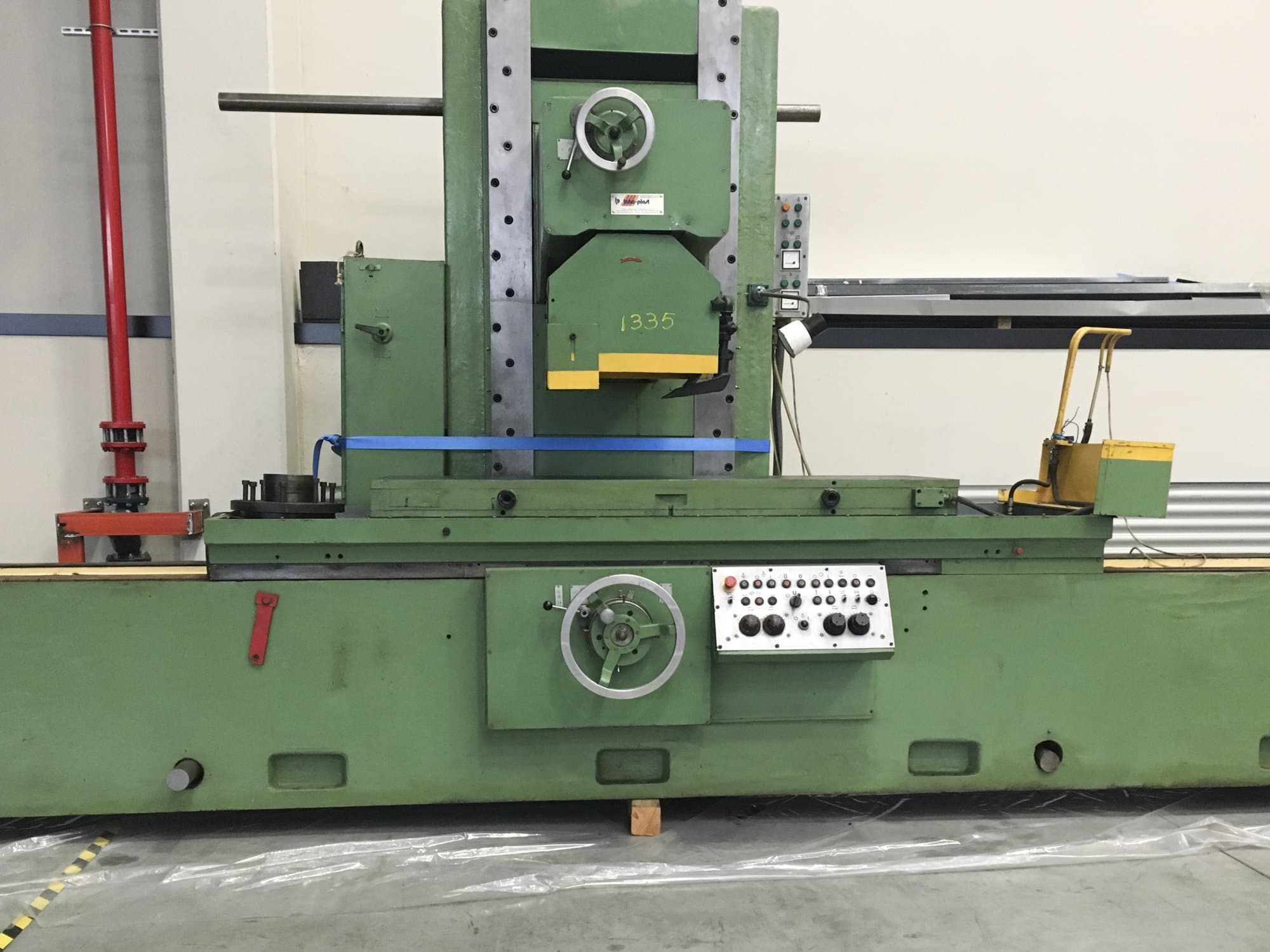 Frontansicht der Inter-plast 3 D 725 Maschine