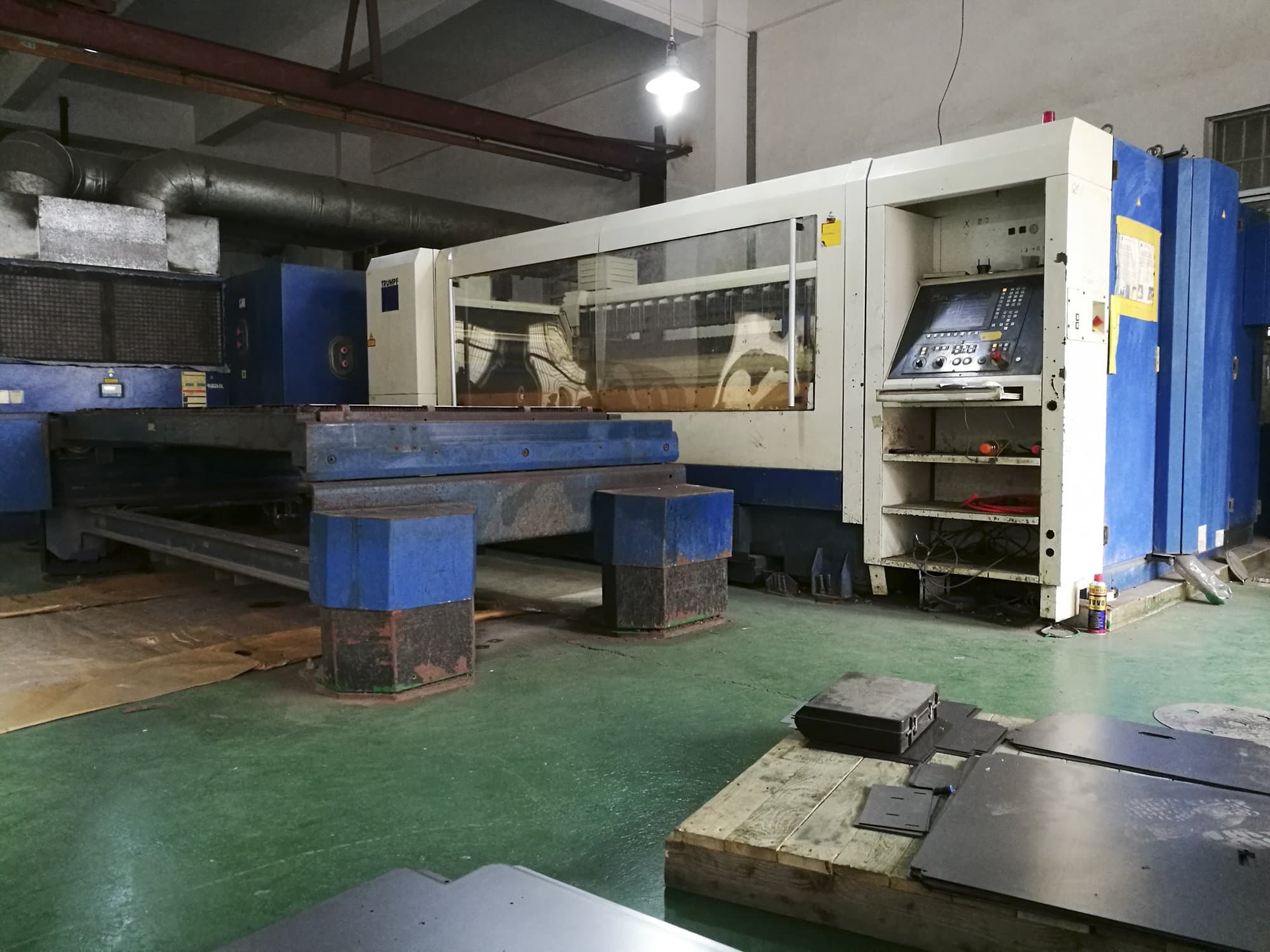 Rechte Ansicht der Trumpf TruLaser 2525 Maschine