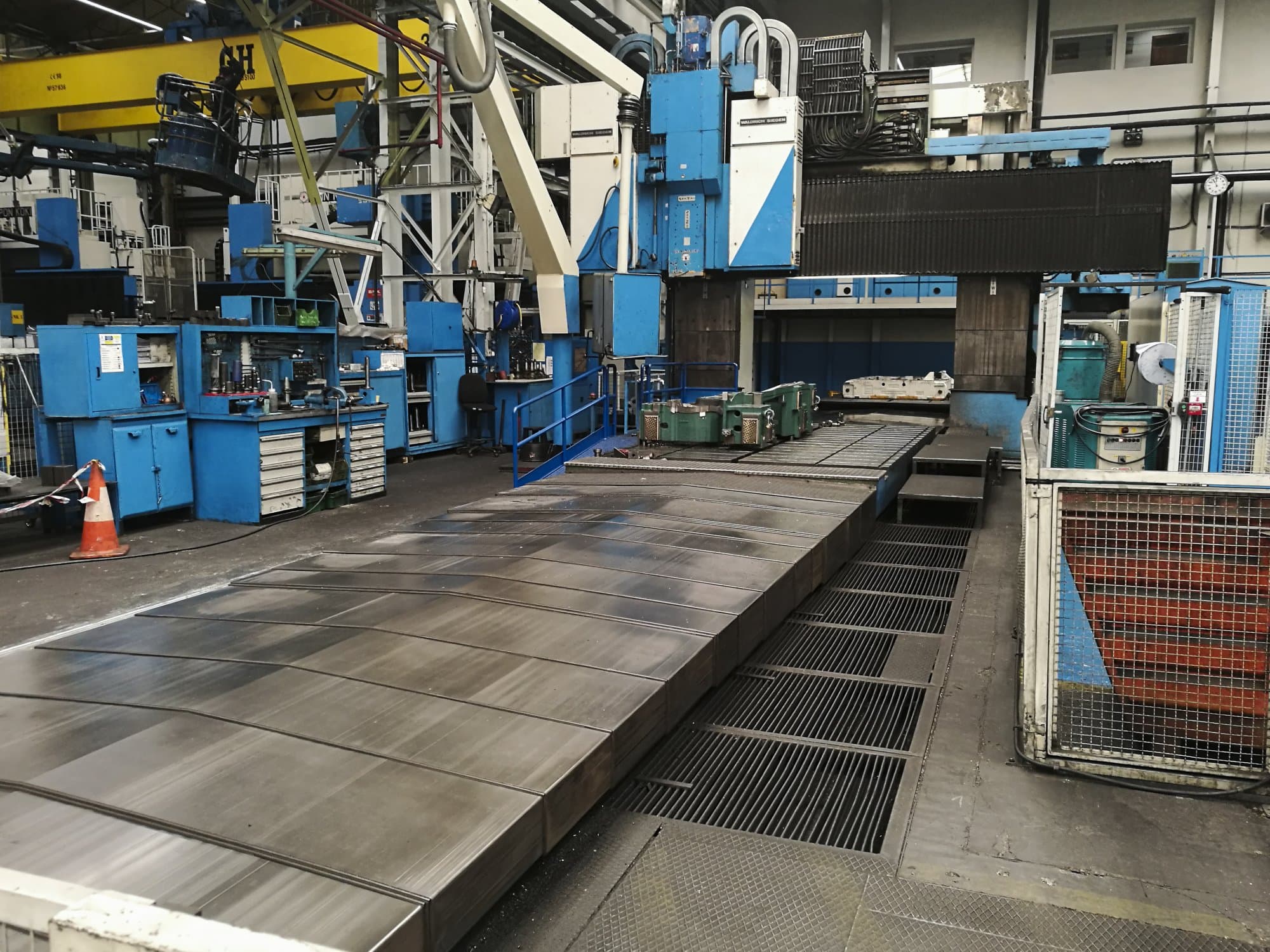 Frontansicht der Waldrich Siegen V/H-AR Maschine