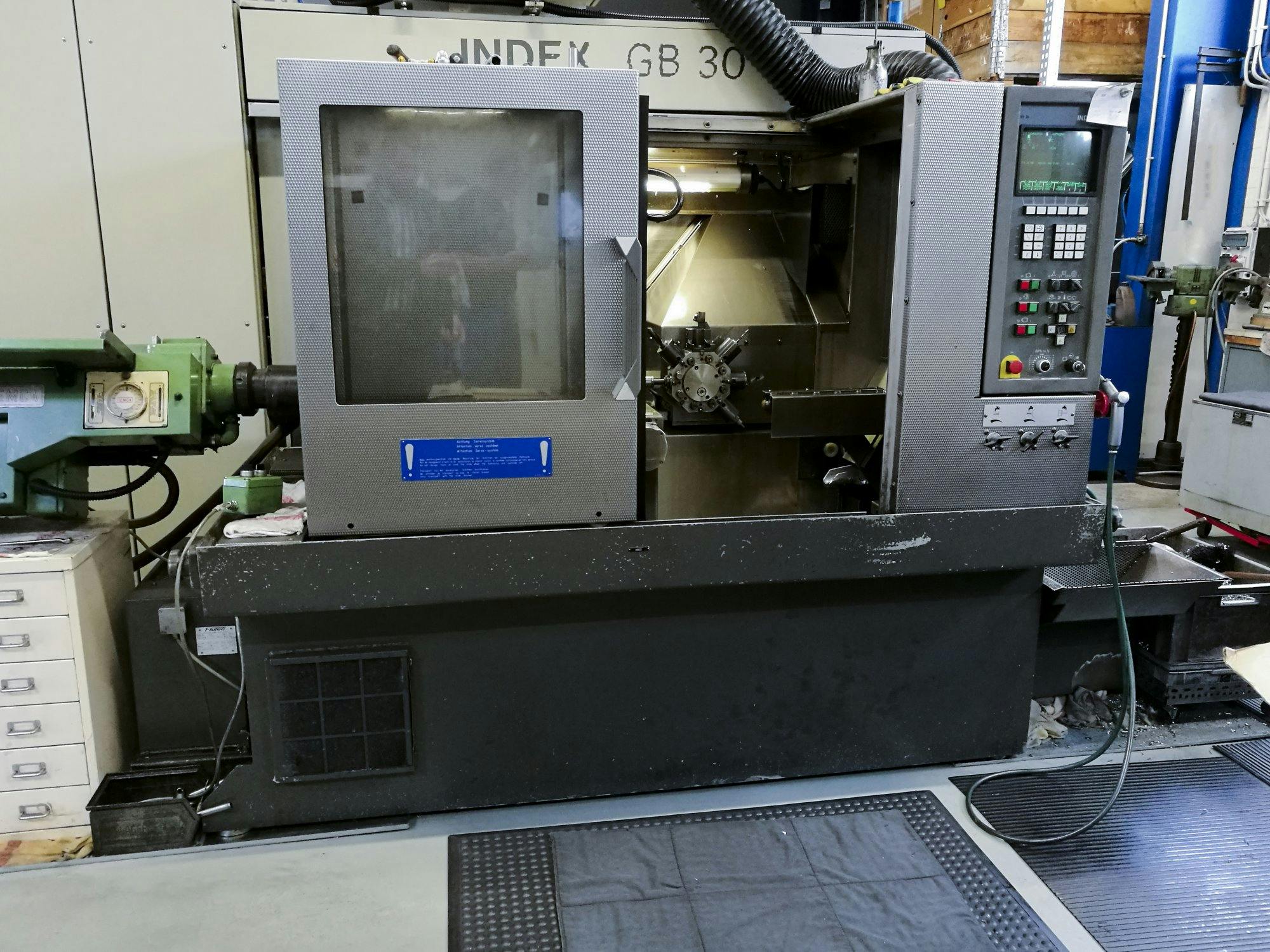 Frontansicht der Index GB 30 CNC Longturning Lathe Maschine