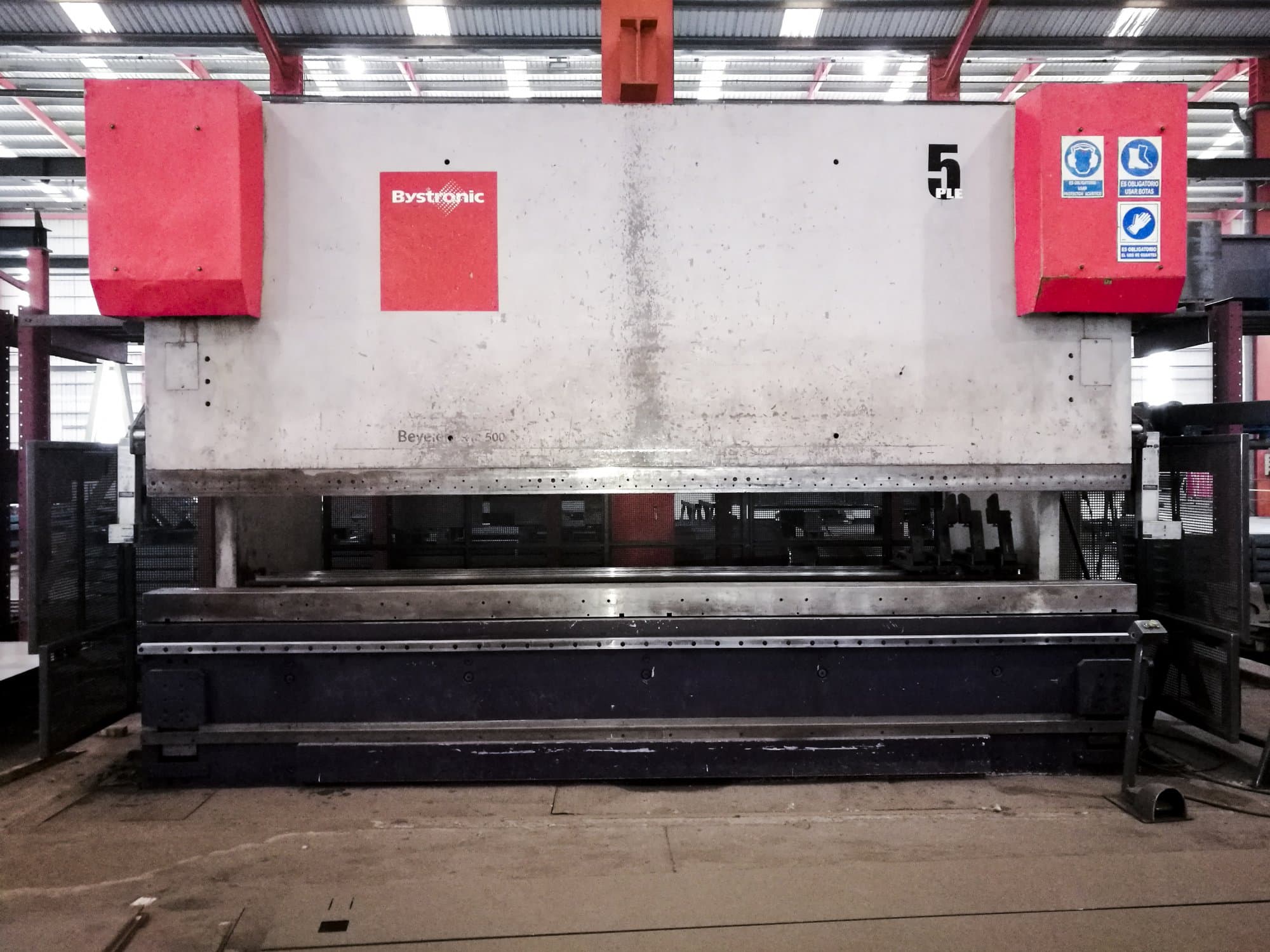 Frontansicht der Bystronic PR10 Maschine