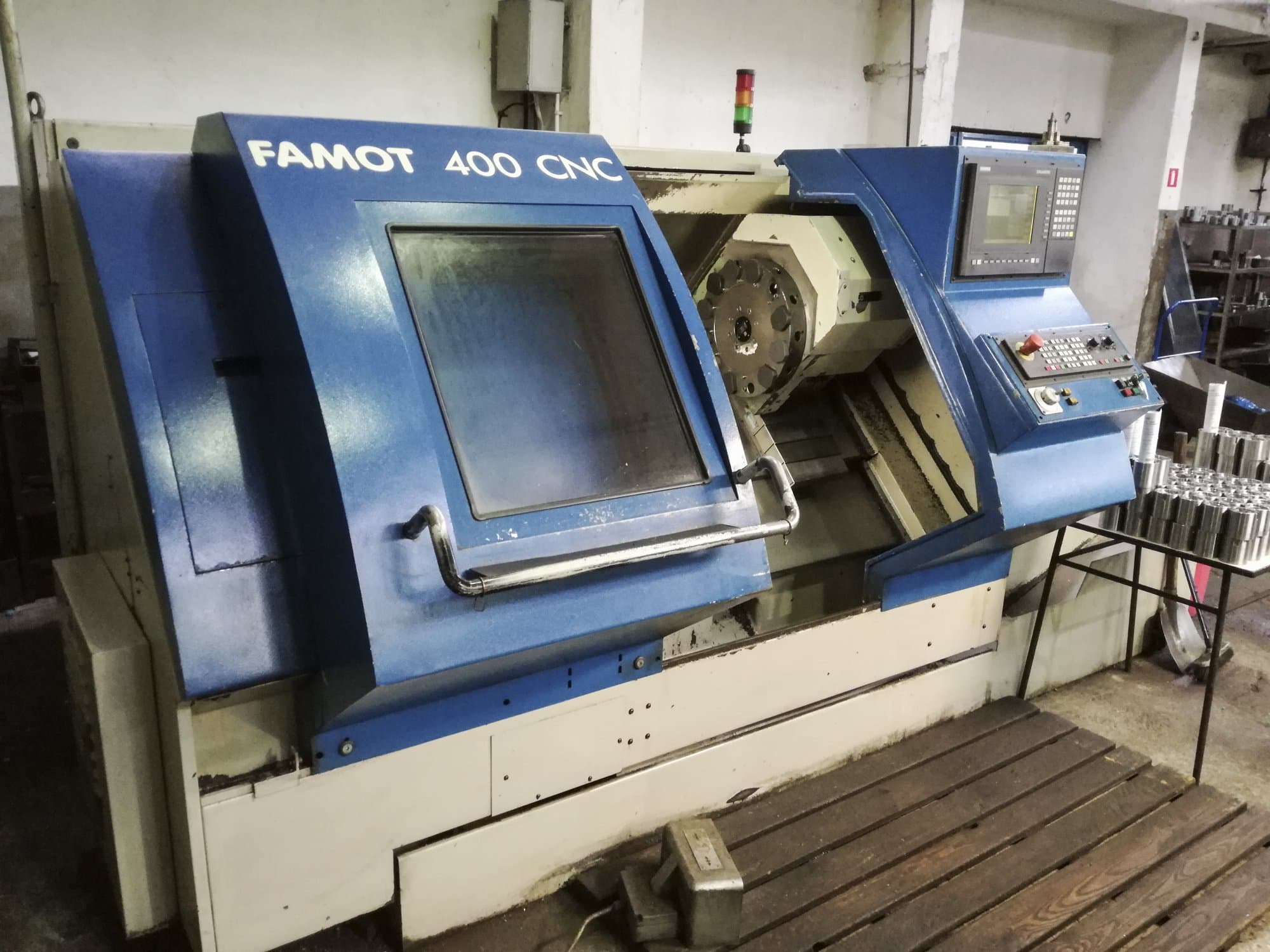 Linke Ansicht der FAMOT CNC 400 Maschine