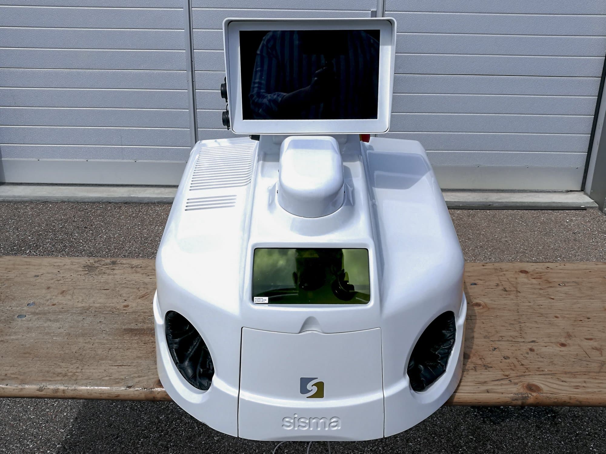 Frontansicht der Sisma LM-DV 100 Maschine