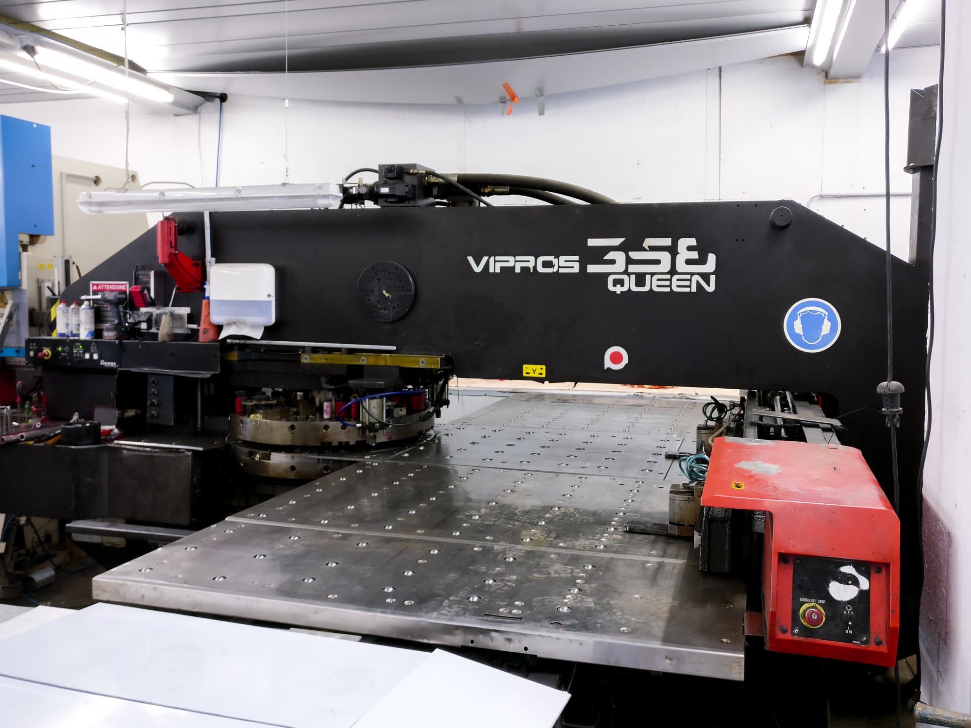 Rechte Ansicht der AMADA Vipros 358 QUEEN Maschine