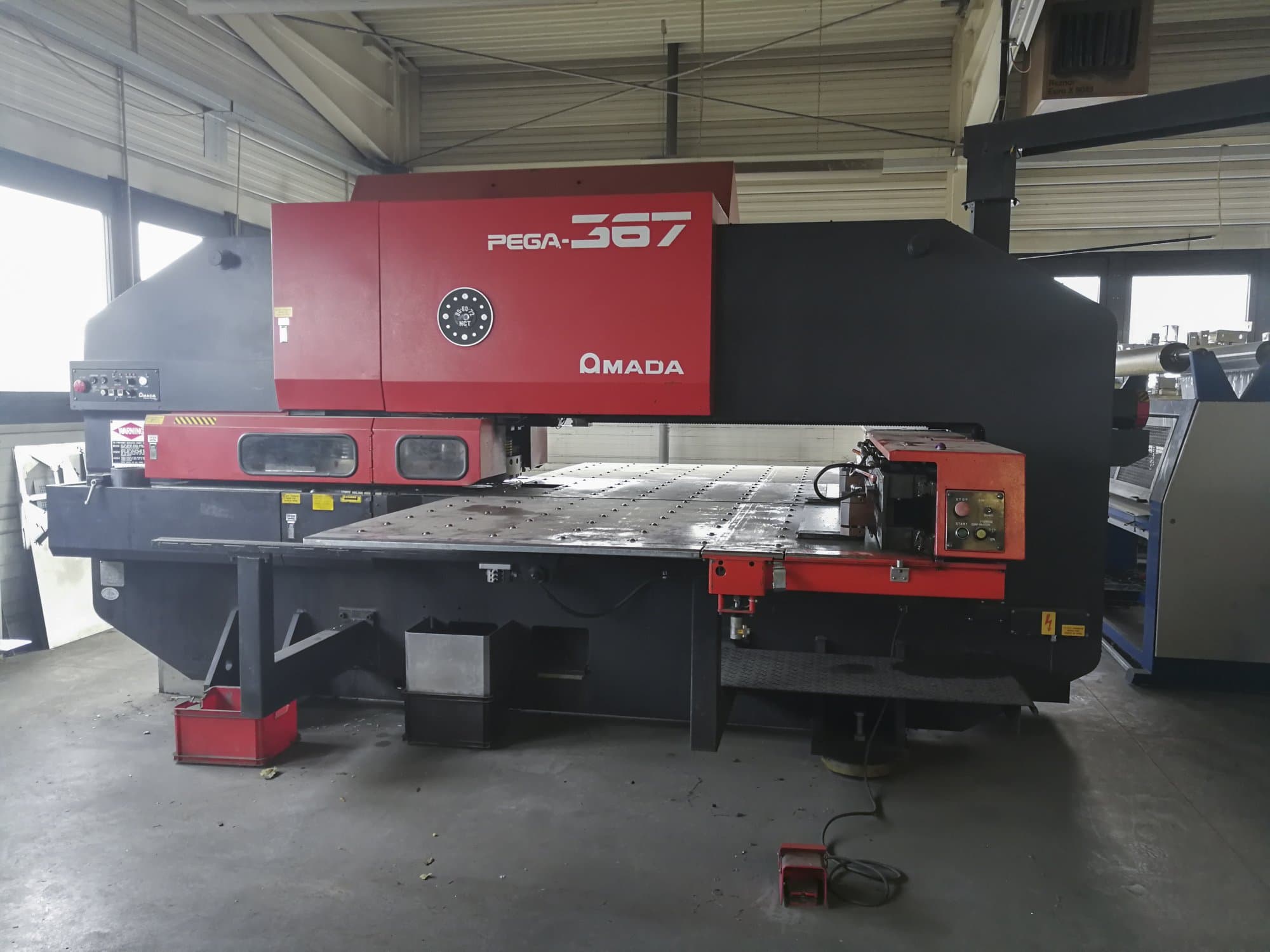Frontansicht der AMADA PEGA 367 Maschine