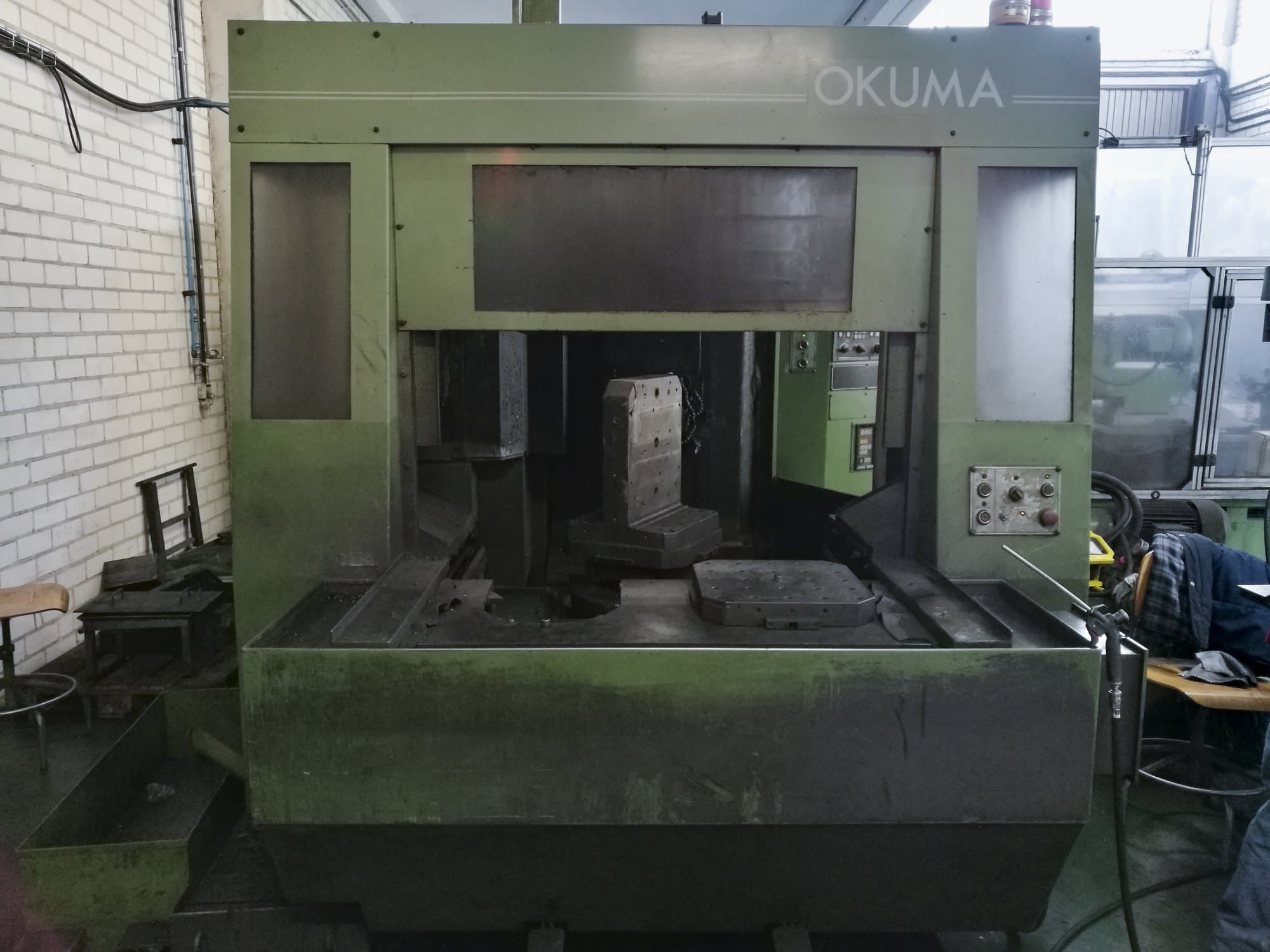 Frontansicht der Okuma MC-40H Maschine
