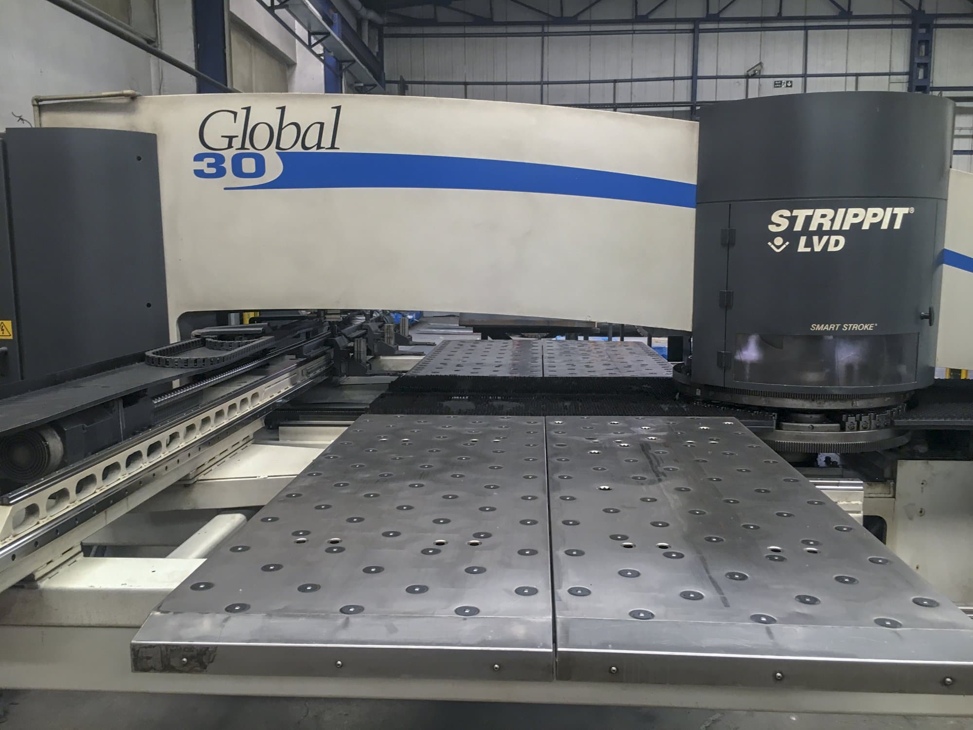 Frontansicht der LVD STRIPPIT Global 30 1525 Maschine