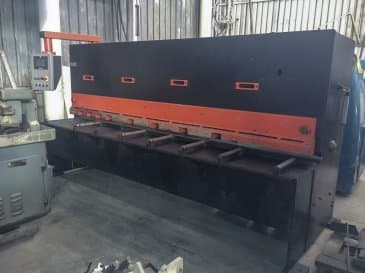 Rechte Ansicht der Durma DHGM 3006 Maschine