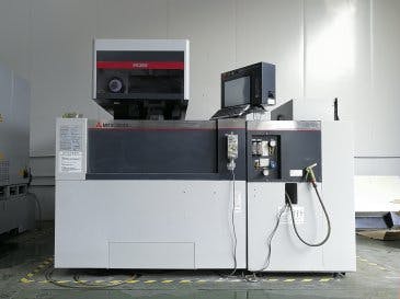 Frontansicht der Mitsubishi Electric FA20S Maschine