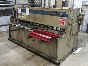 Rechte Ansicht der Baykal HGL 2600x6 Maschine