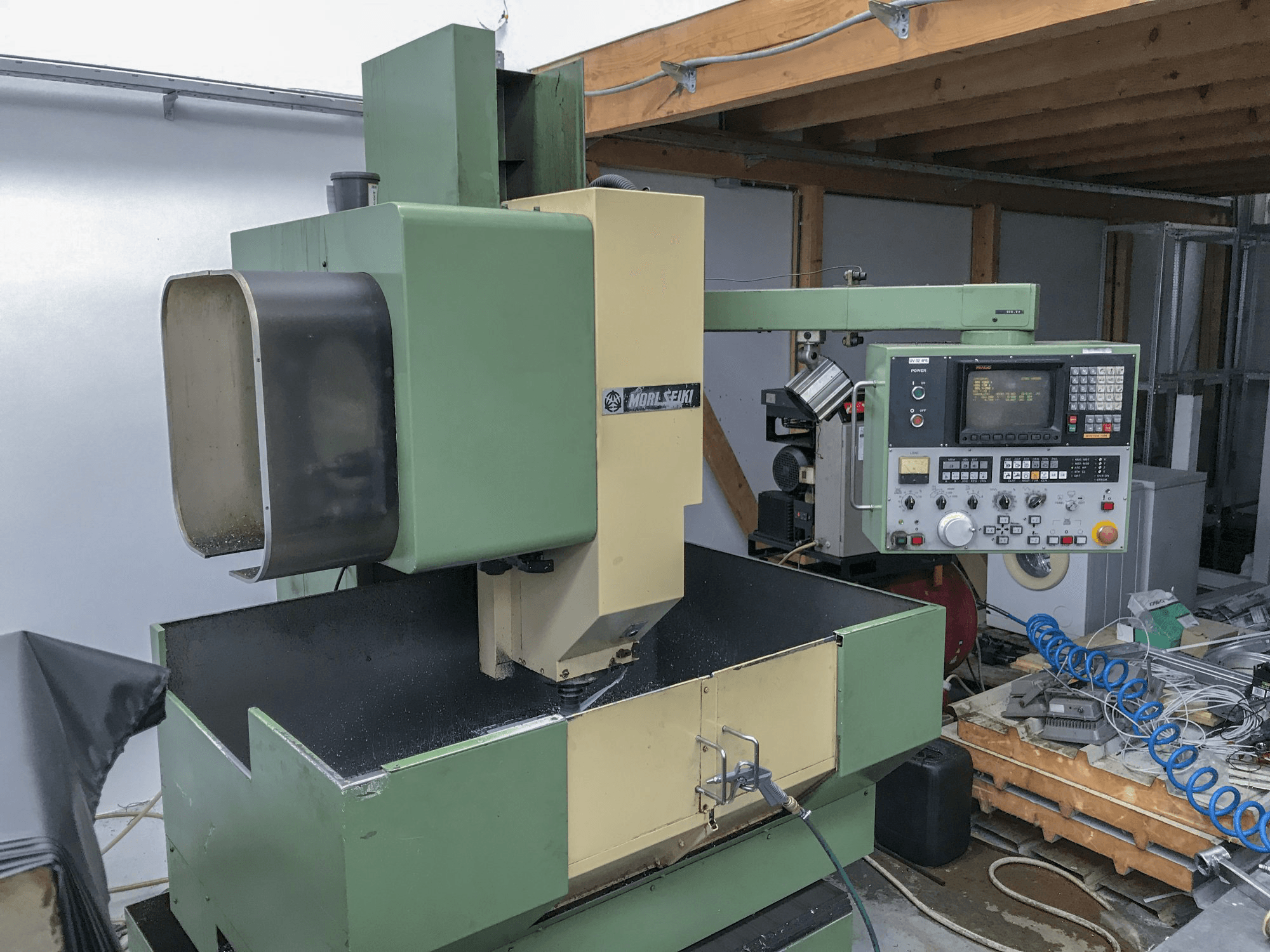 Linke Ansicht 1 der MORI SEIKI MV-Junior Maschine
