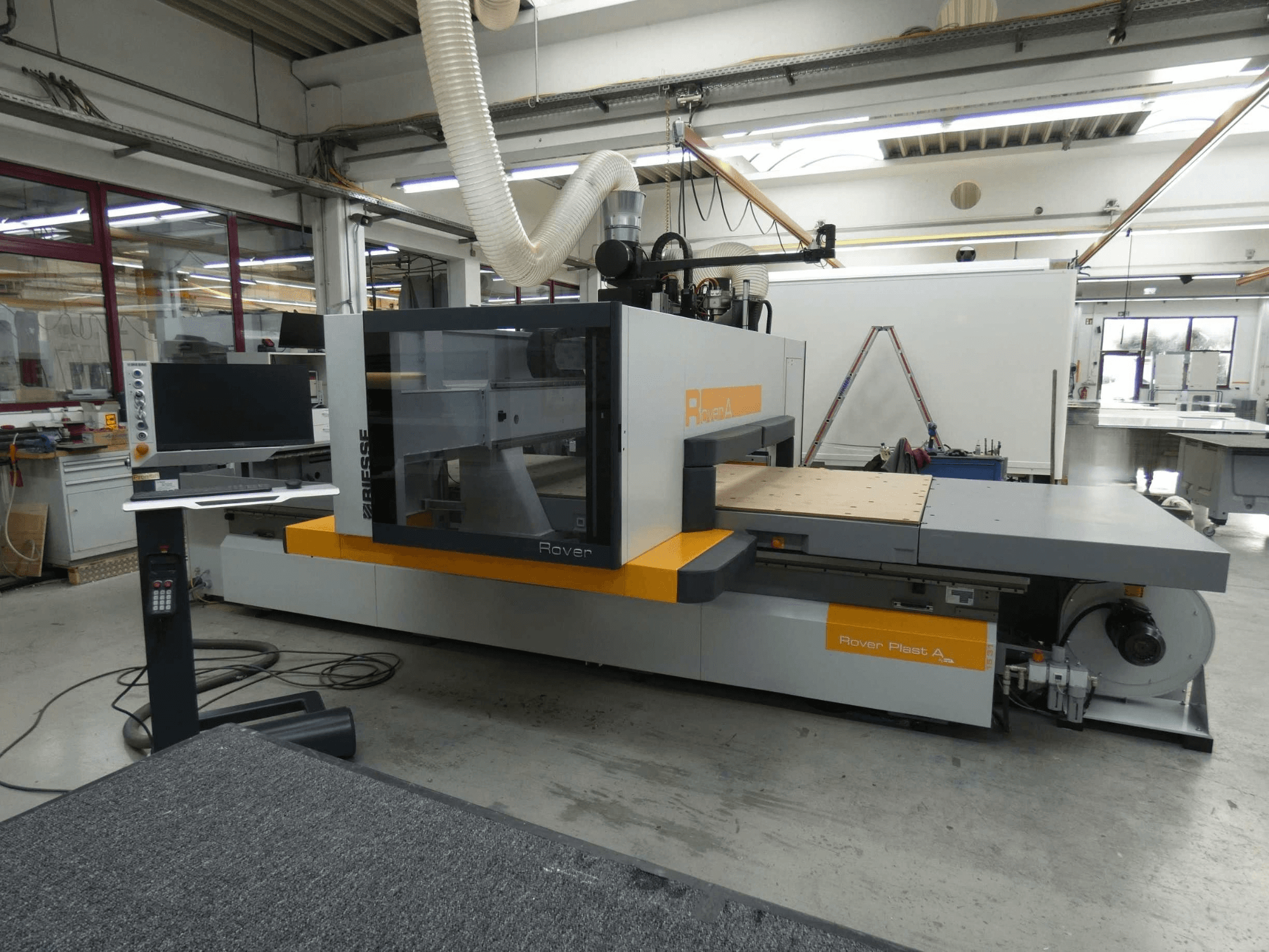 Vorderansicht des CNC-Holzbearbeitungszentrums BIESSE ROVER PLAST A FT 1224 mit sichtbarem Monitor und Bedienfeld.