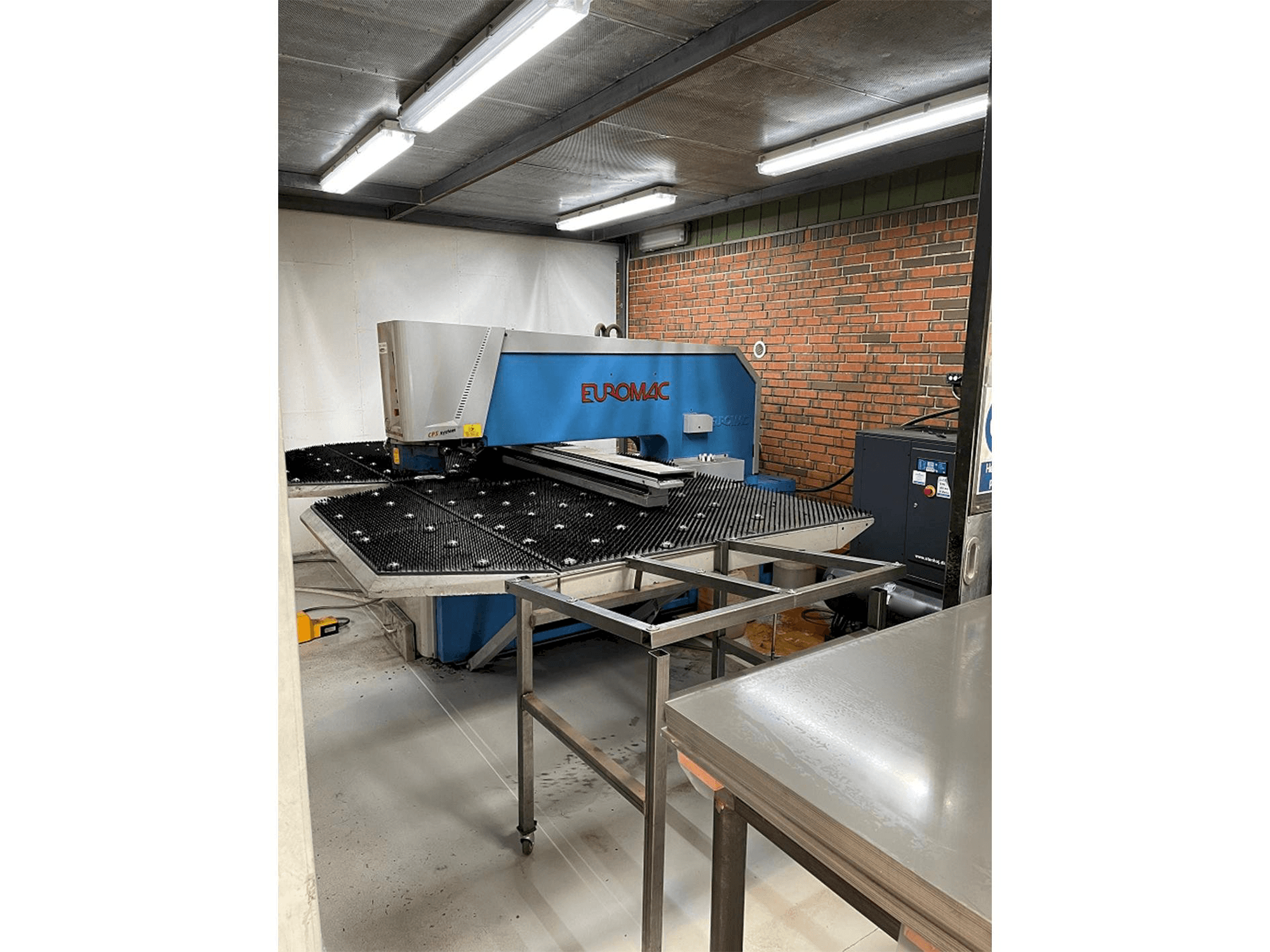 Frontansicht der Euromac ZX 1250/30 Maschine