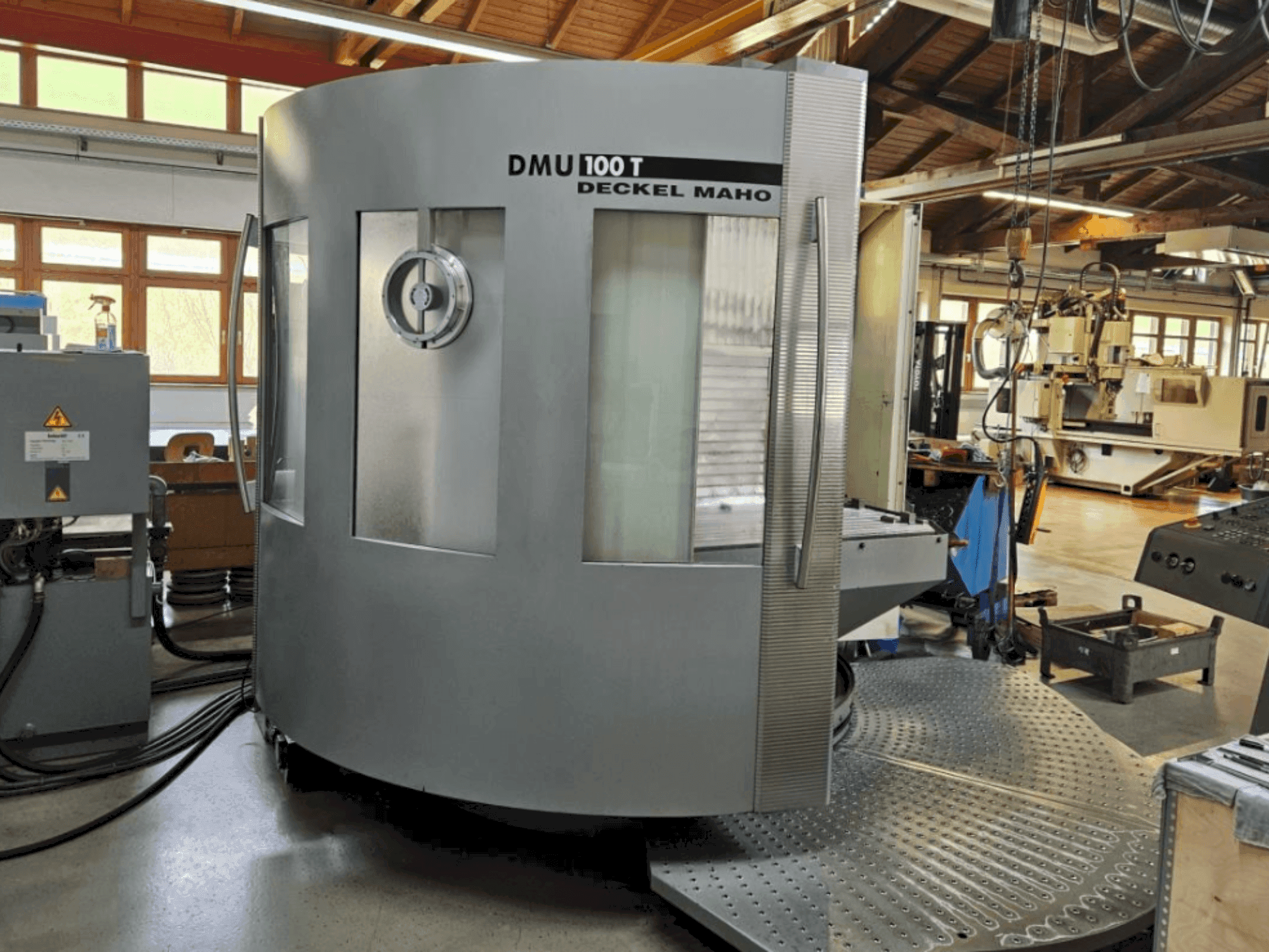 Frontansicht der DECKEL MAHO DMC 100 T Maschine