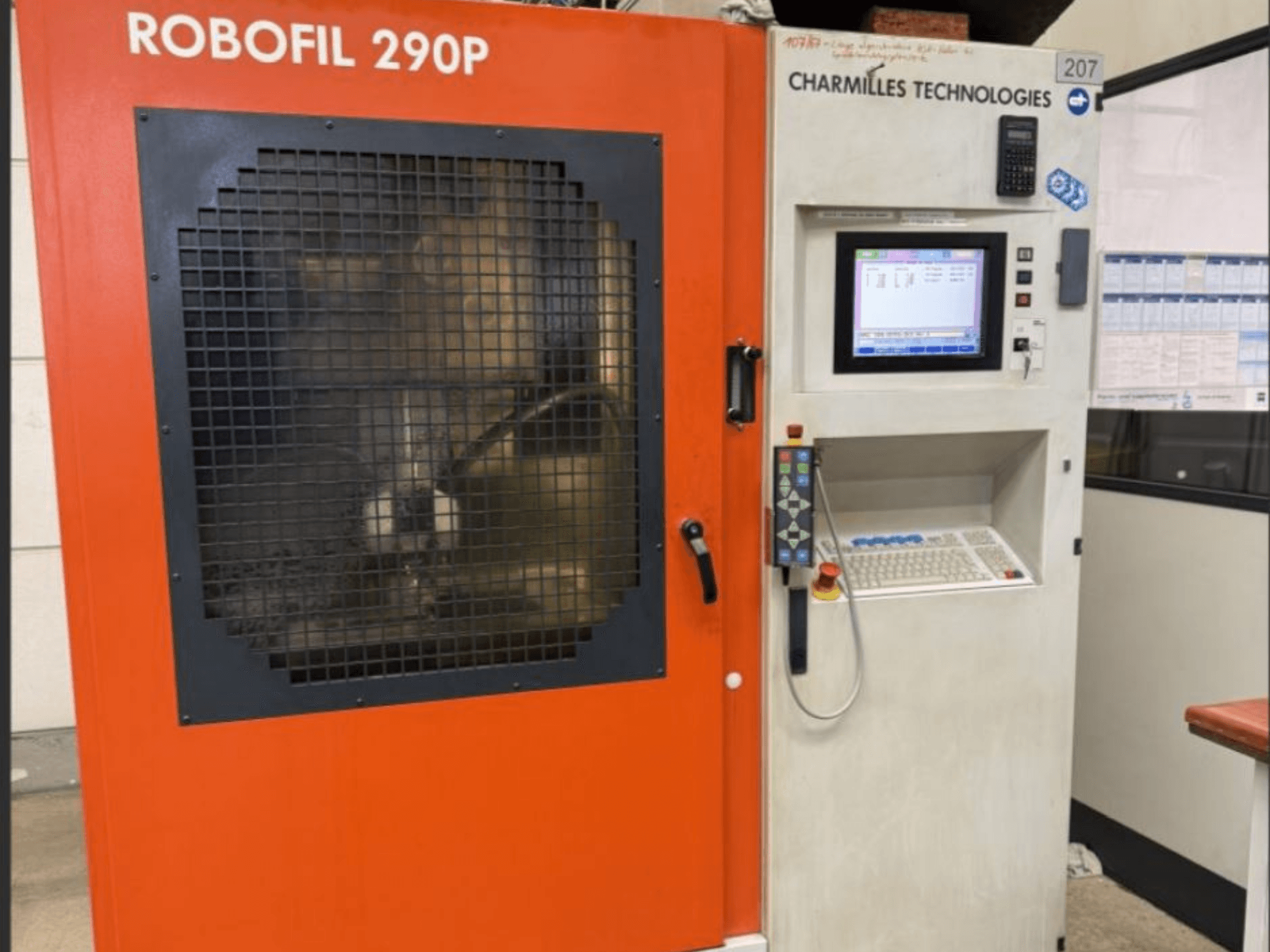 Vorderansicht der Drahterodiermaschine Robofil 290P von CHARMILLES TECHNOLOGIES mit Bedienfeld und geschütztem Arbeitsbereich.