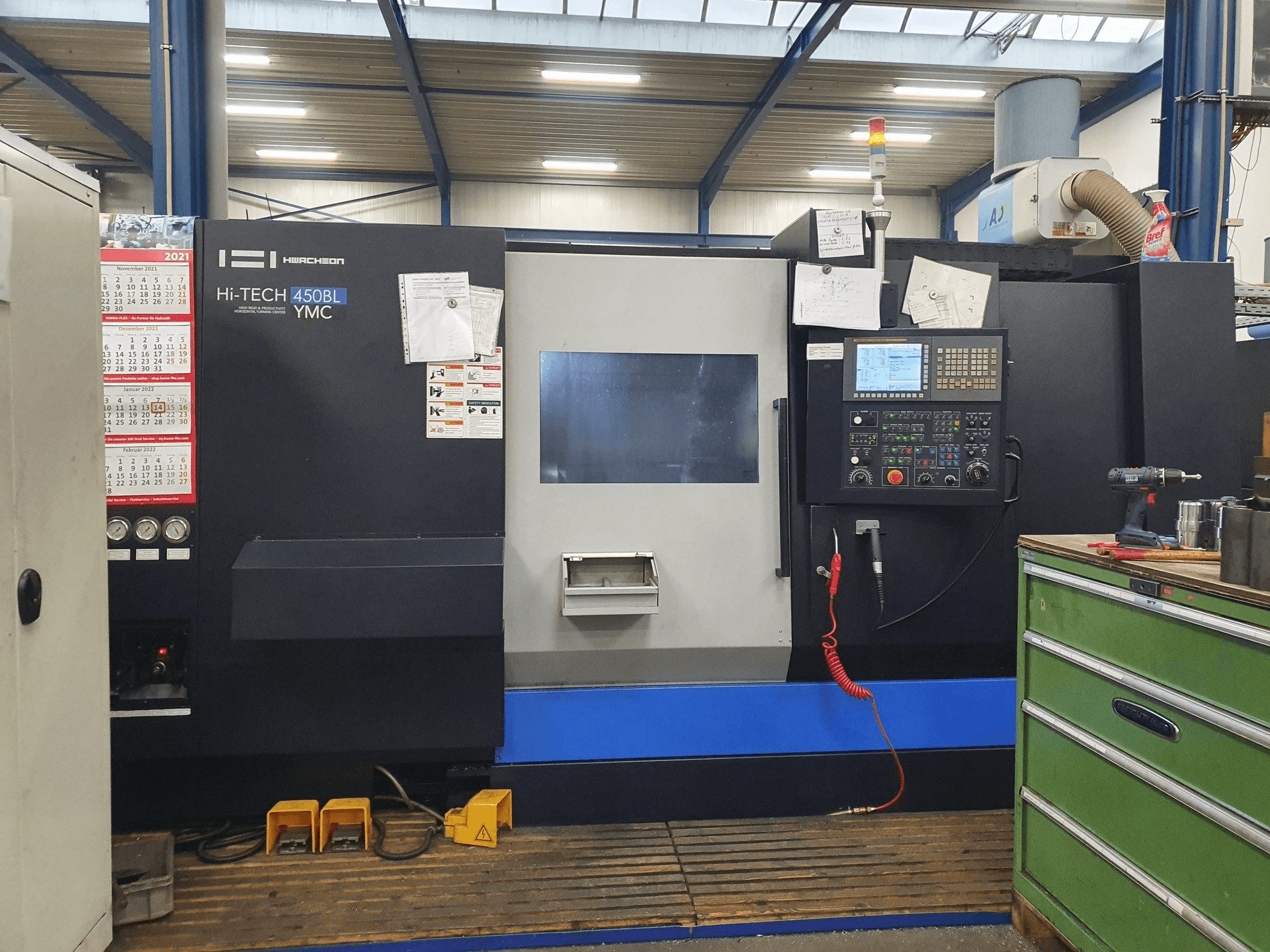 Frontansicht der HWACHEON HI-TECH 450BL YMC Maschine