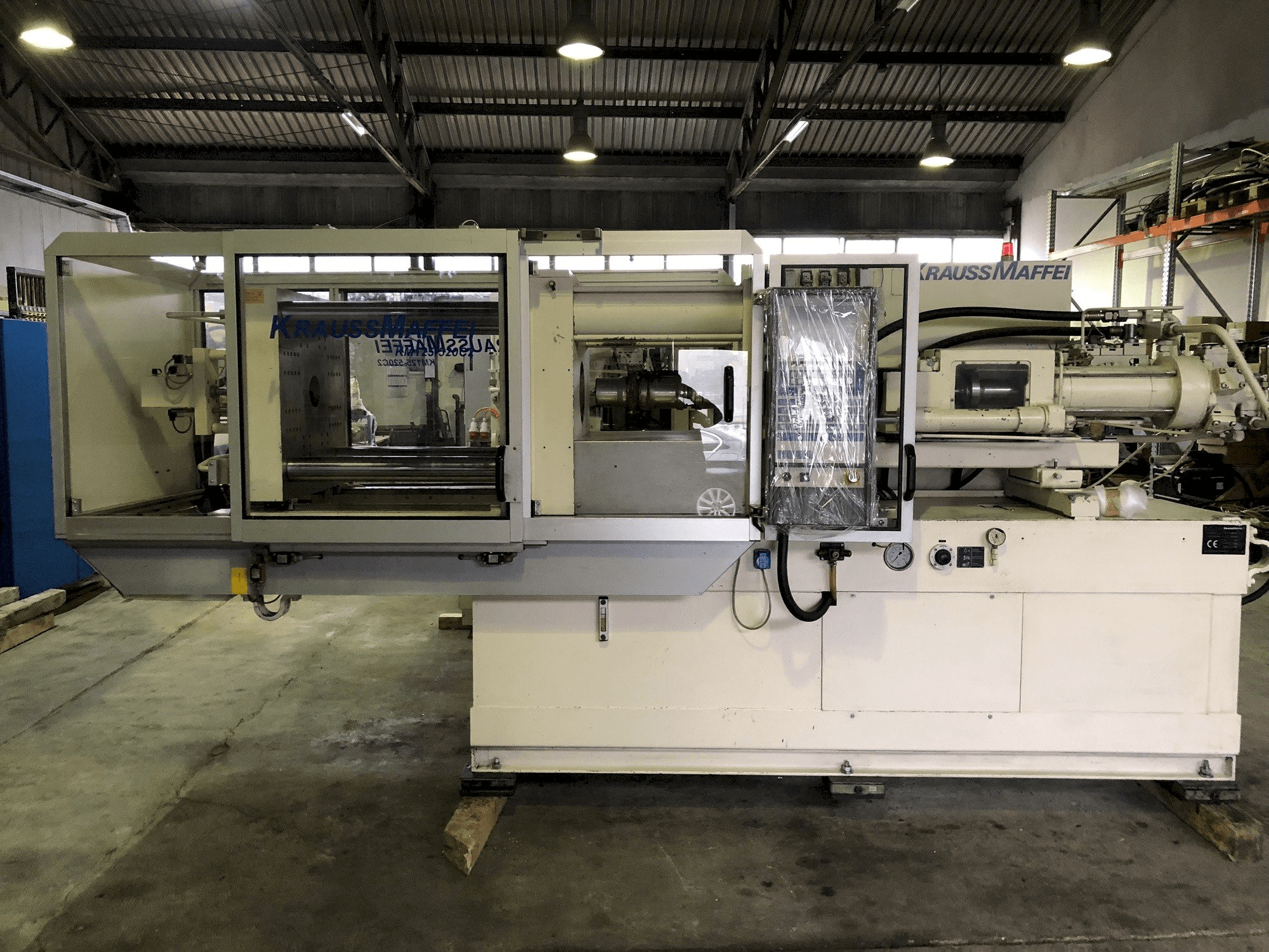Frontansicht der Krauss Maffei 125-520 Maschine