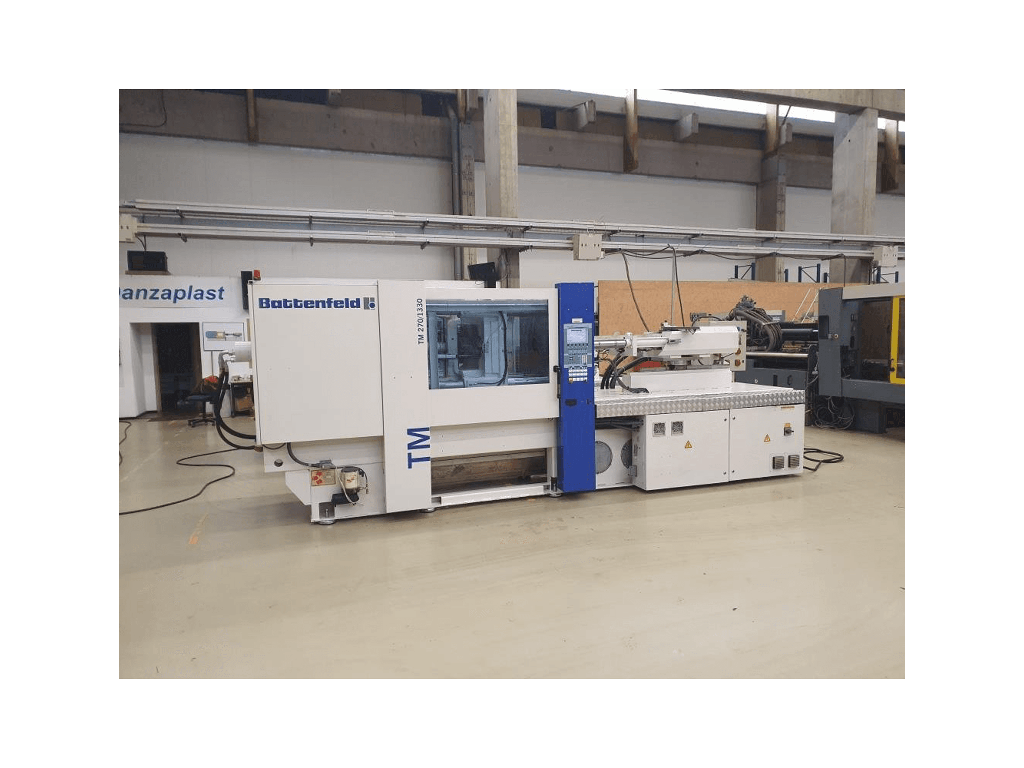Frontansicht der Battenfeld TM 2700 / 1330 B4 Maschine