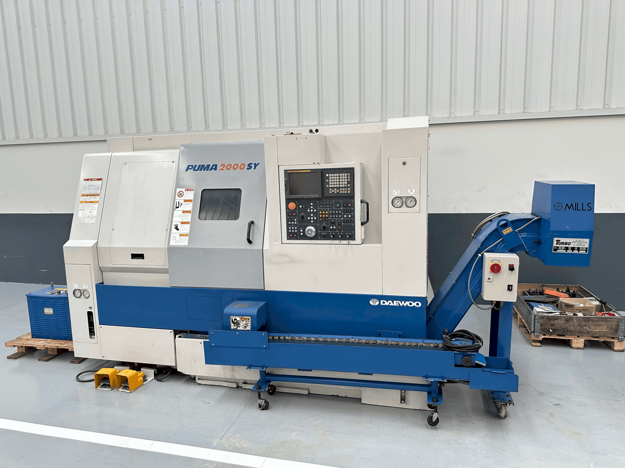 Frontansicht der DAEWOO PUMA 2000 SY Maschine