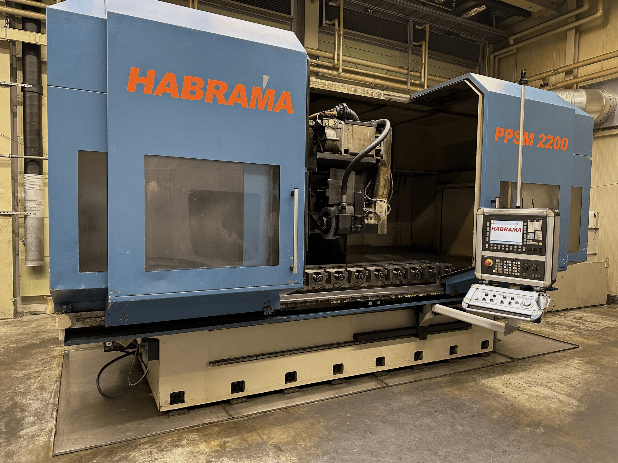 Habraman PPSM 2200 Fräsmaschine, Vorderansicht, mit Bedienfeld und sichtbarem Werkzeughalter mit mehreren Spannschlitzen.