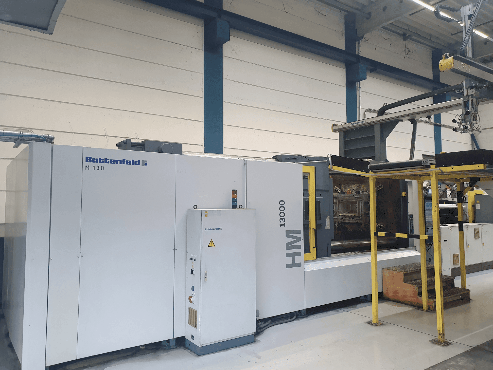 Frontansicht der Battenfeld HM 13000/12000 Maschine