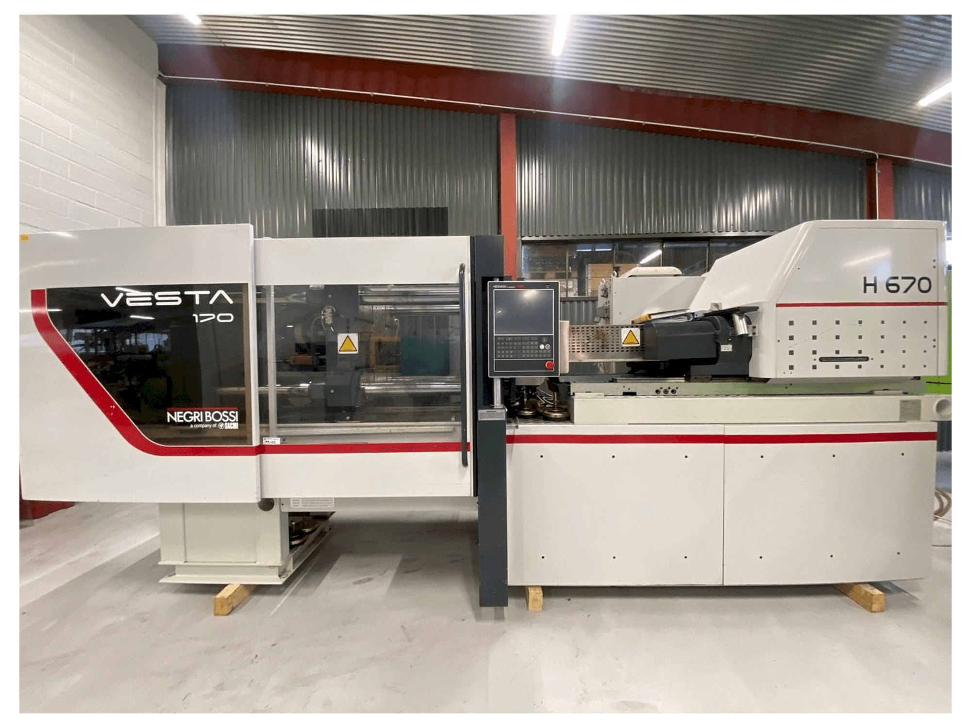 Frontansicht der Negri Bossi VE170, M151 Maschine