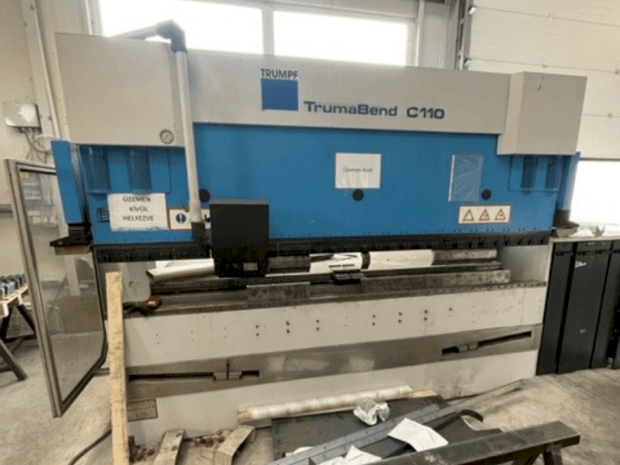 Frontansicht der TRUMPF TrumaBend C110 Maschine