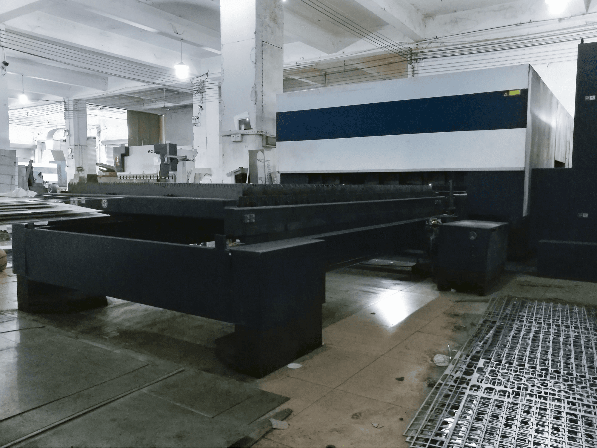 Rechte Tischansicht der Trumpf TruLaser 3030 Maschine