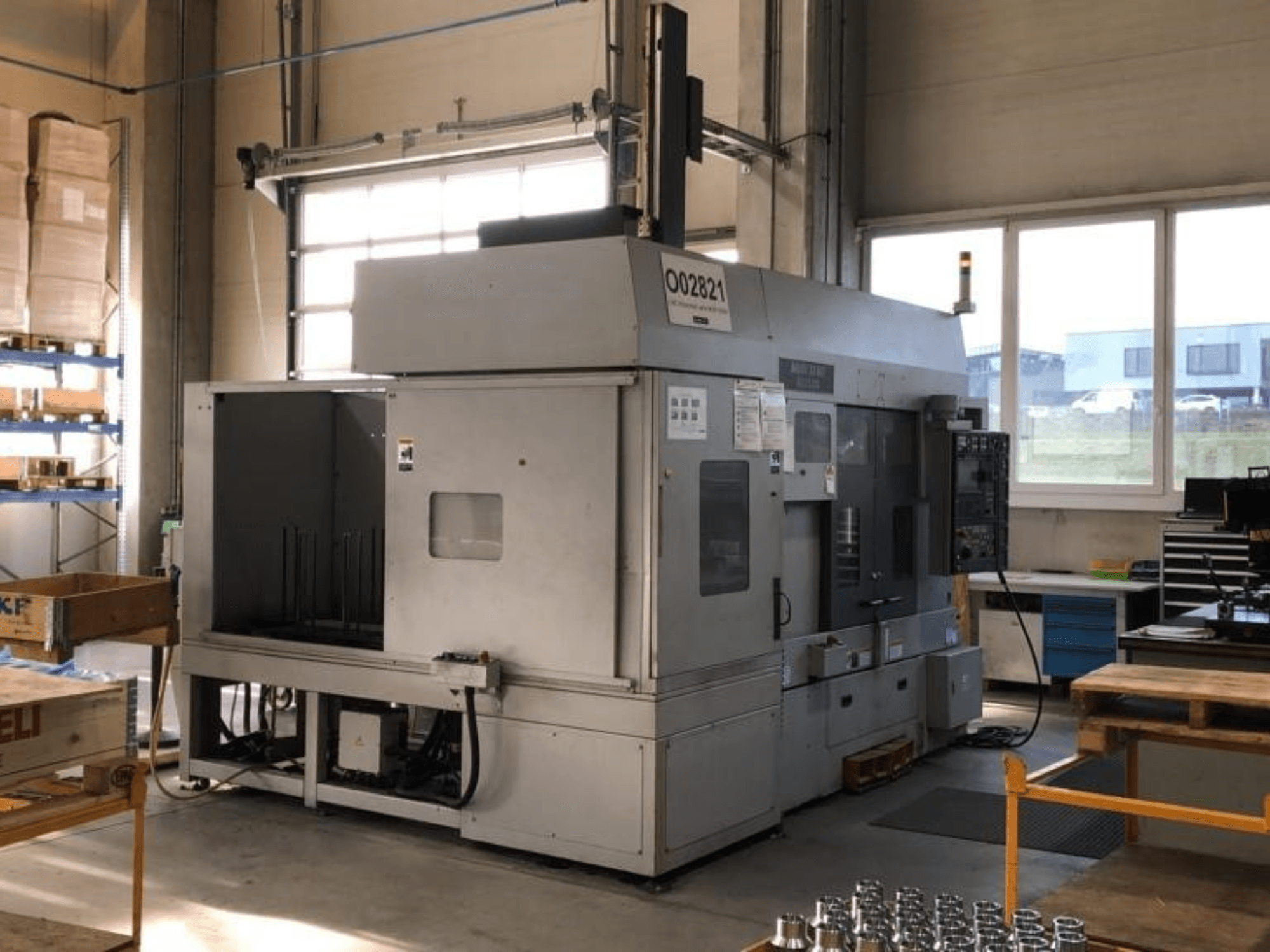 MORI SEIKI RL2500 Mehrspindeldrehmaschine in einer Werkstatt, mit Frontansicht und Produktionsbereich mit Werkzeugen.