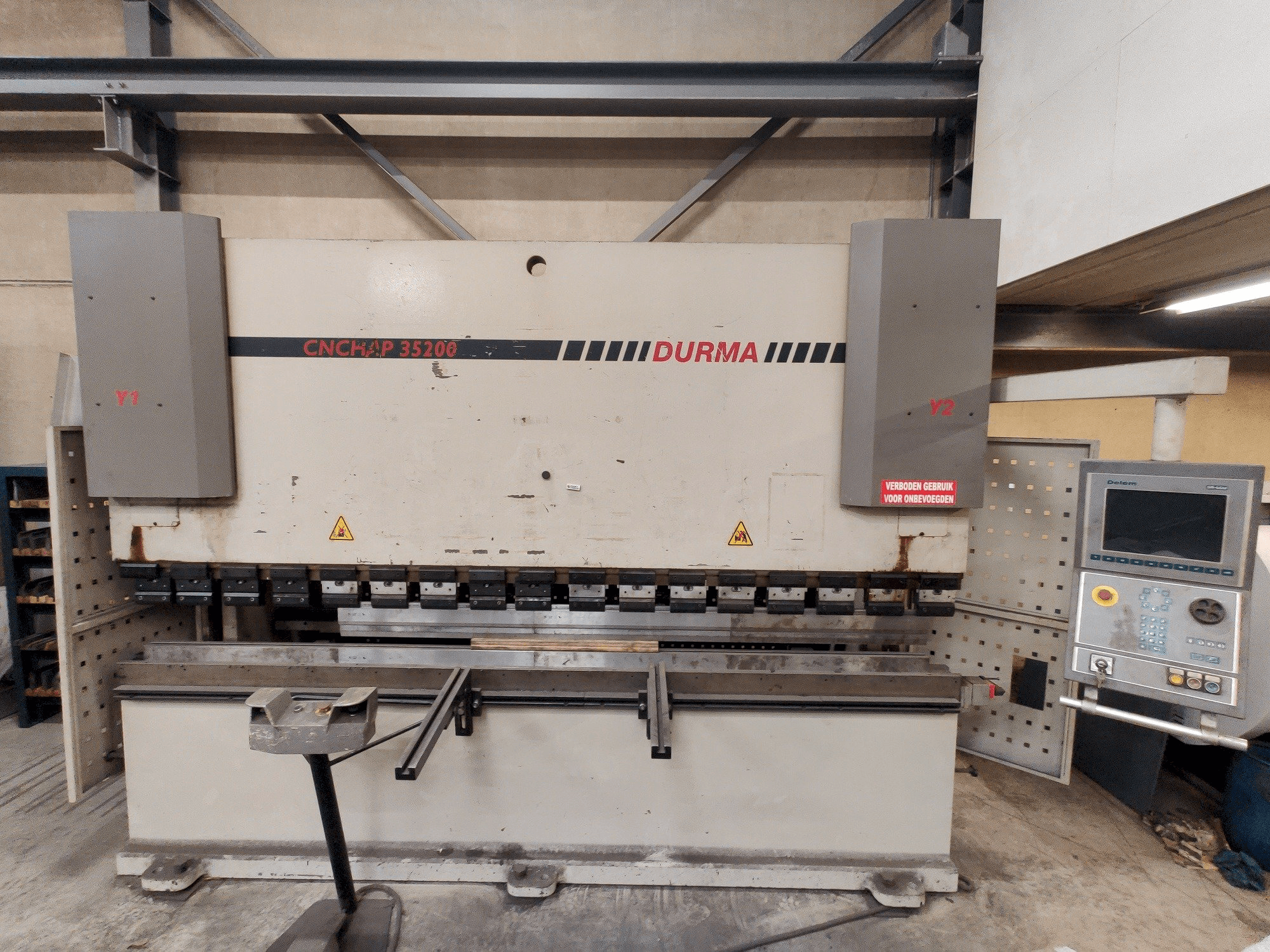 Frontansicht der Durma CNC HAP 35200 Maschine