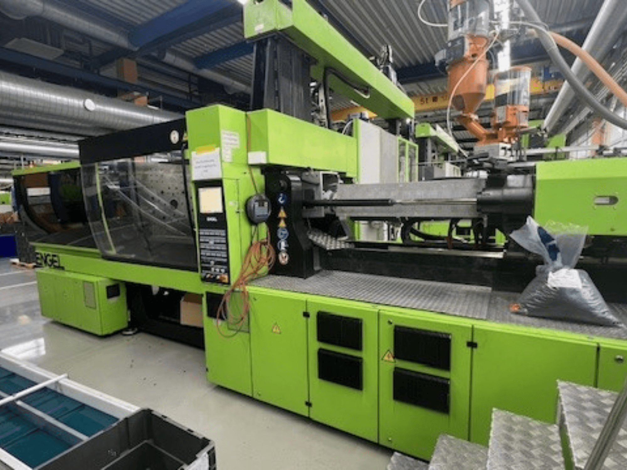 Engel Victory VC1800/300 P hydraulische Spritzgießmaschine, grünes Äußeres, Vorderansicht mit Bedienpult und Arbeitsraum sichtbar.