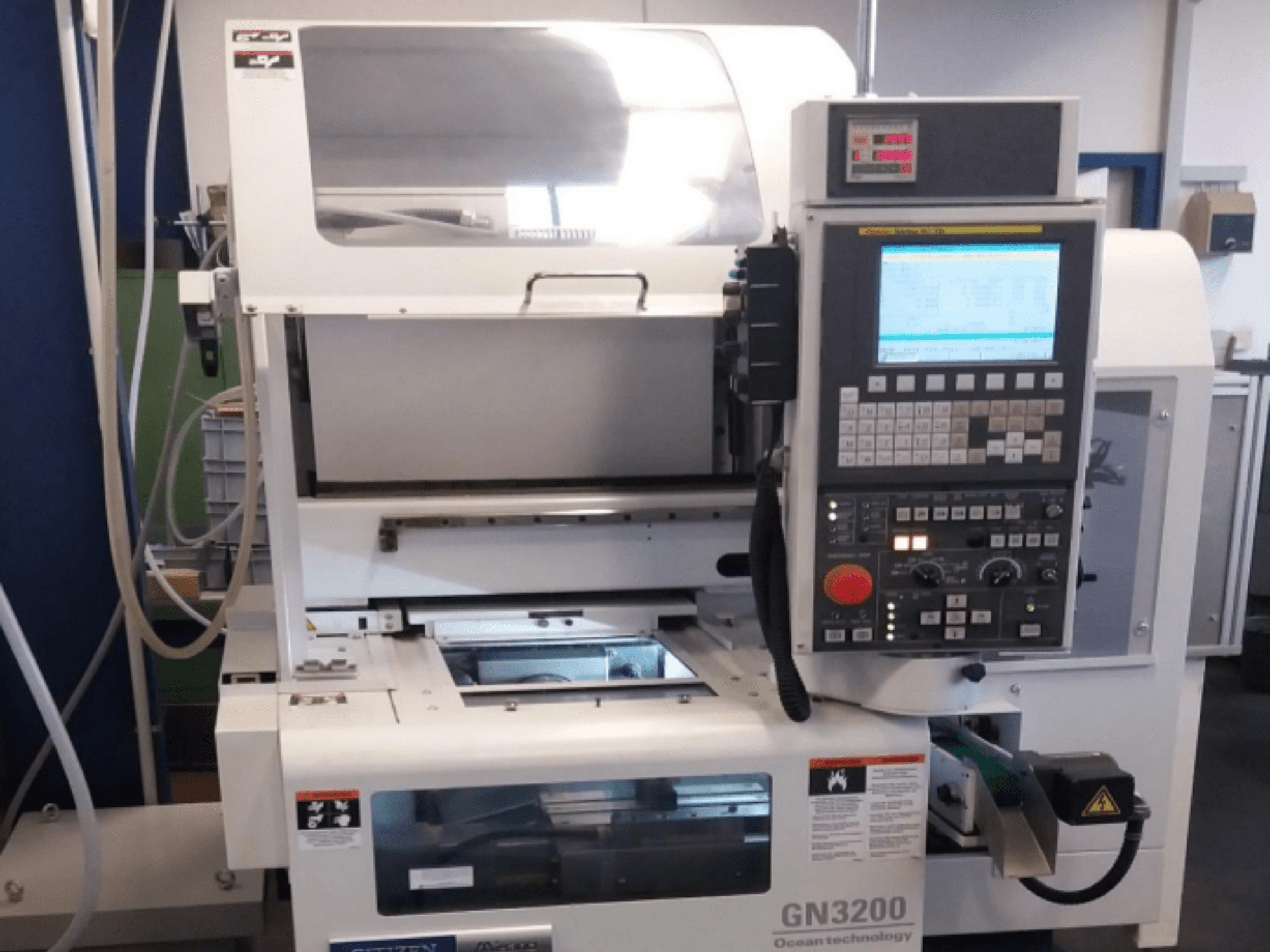 Citizen MIYANO GN 3200 Horizontal-Drehmaschine, Vorderansicht, mit Bedienfeld und Bedienelementen.