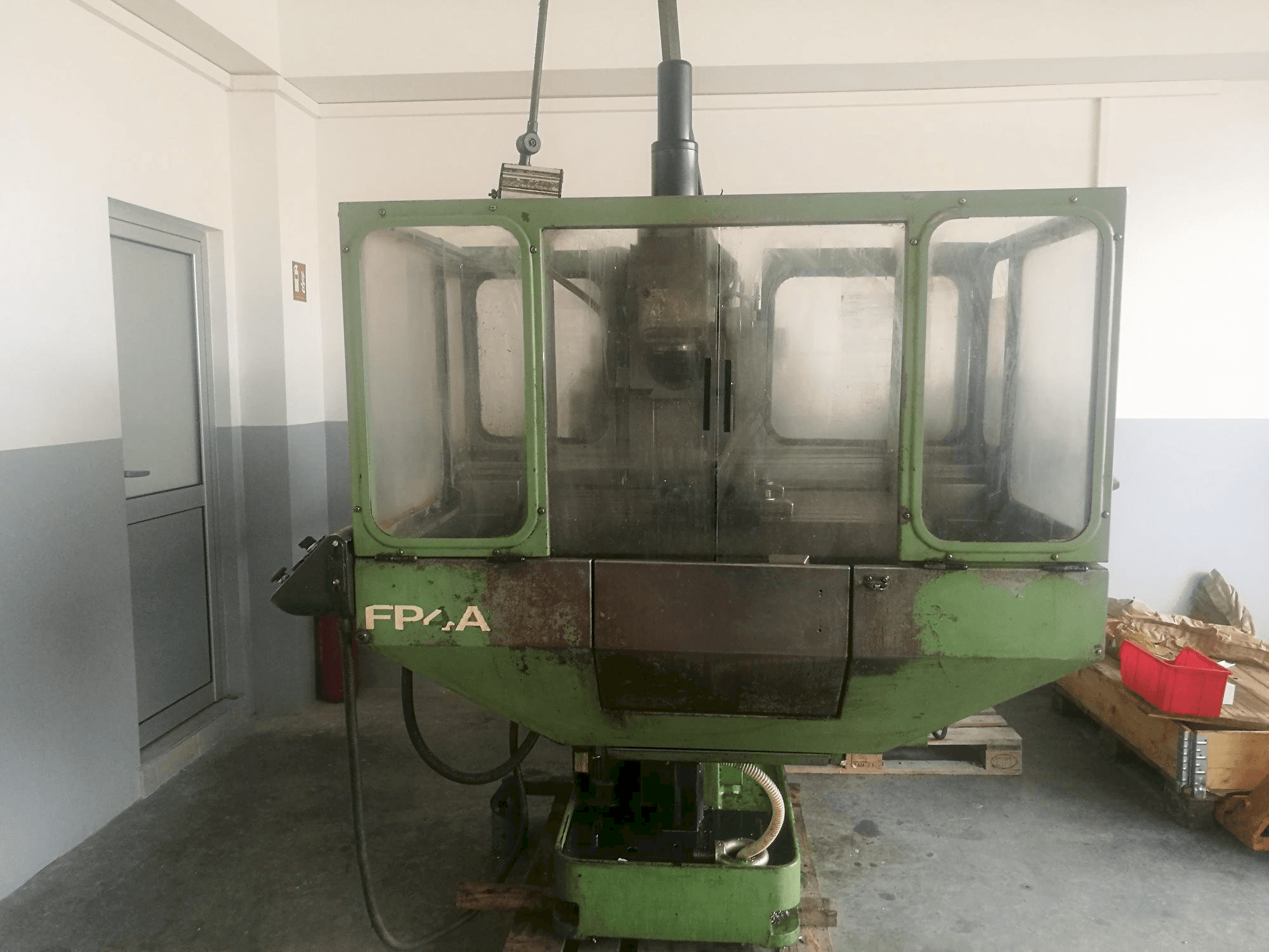 Frontansicht der DECKEL FP4A Maschine