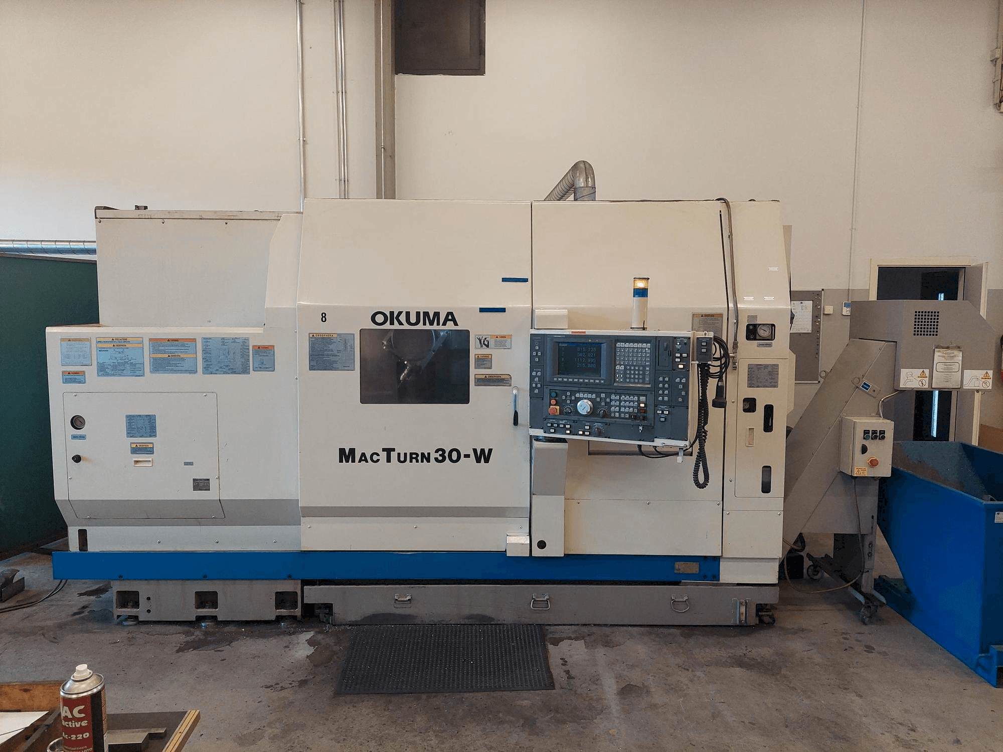 Frontansicht der Okuma Macturn 30 Maschine