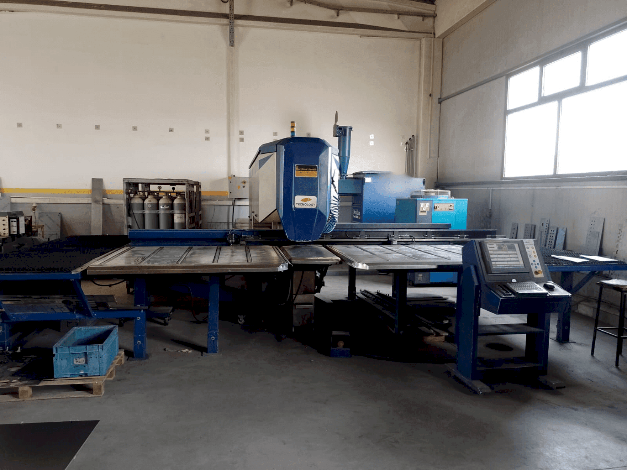 Frontansicht der TECHNOLASER 2000w Maschine