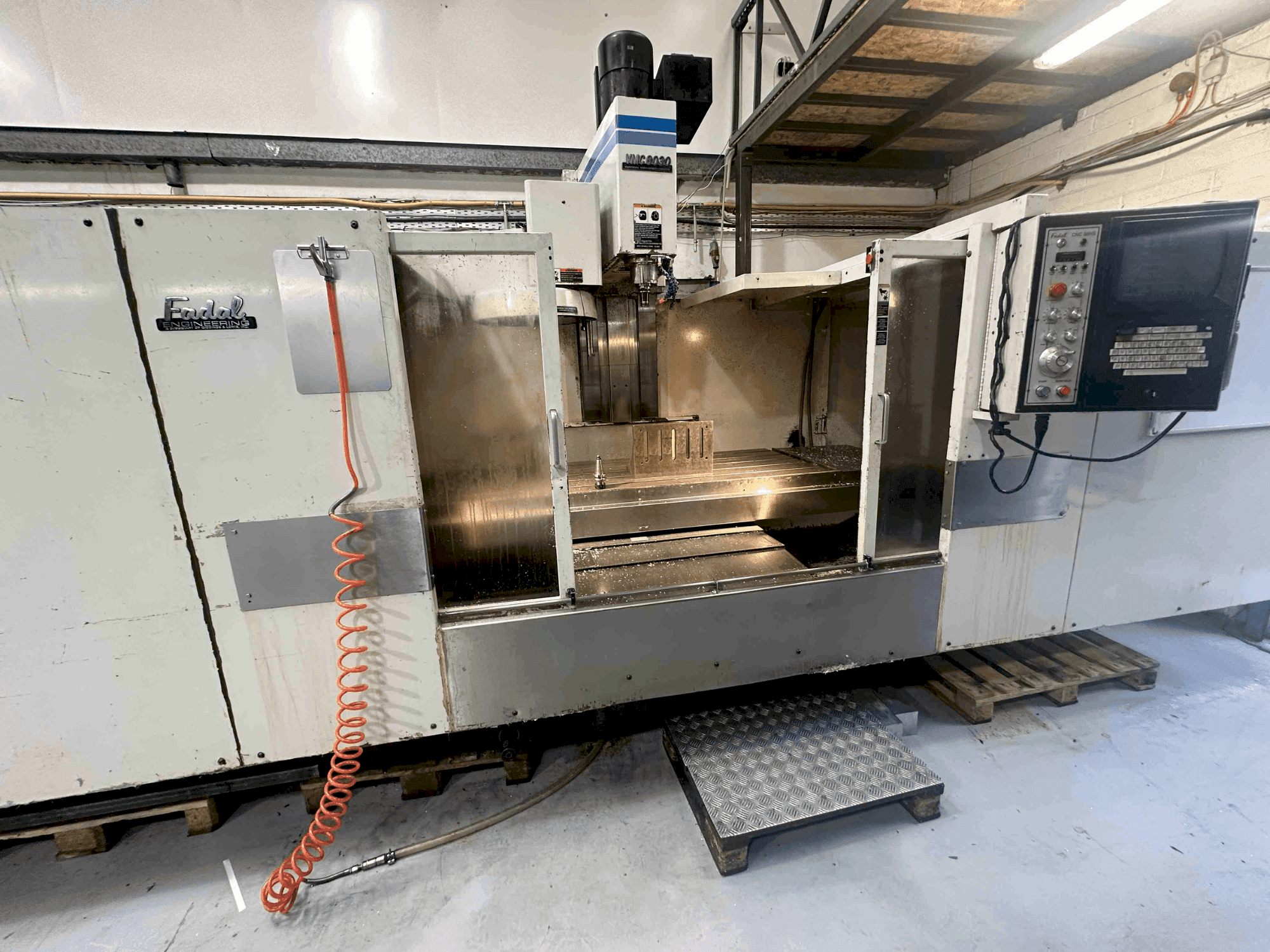 Frontansicht der FADAL VMC8030HT Maschine