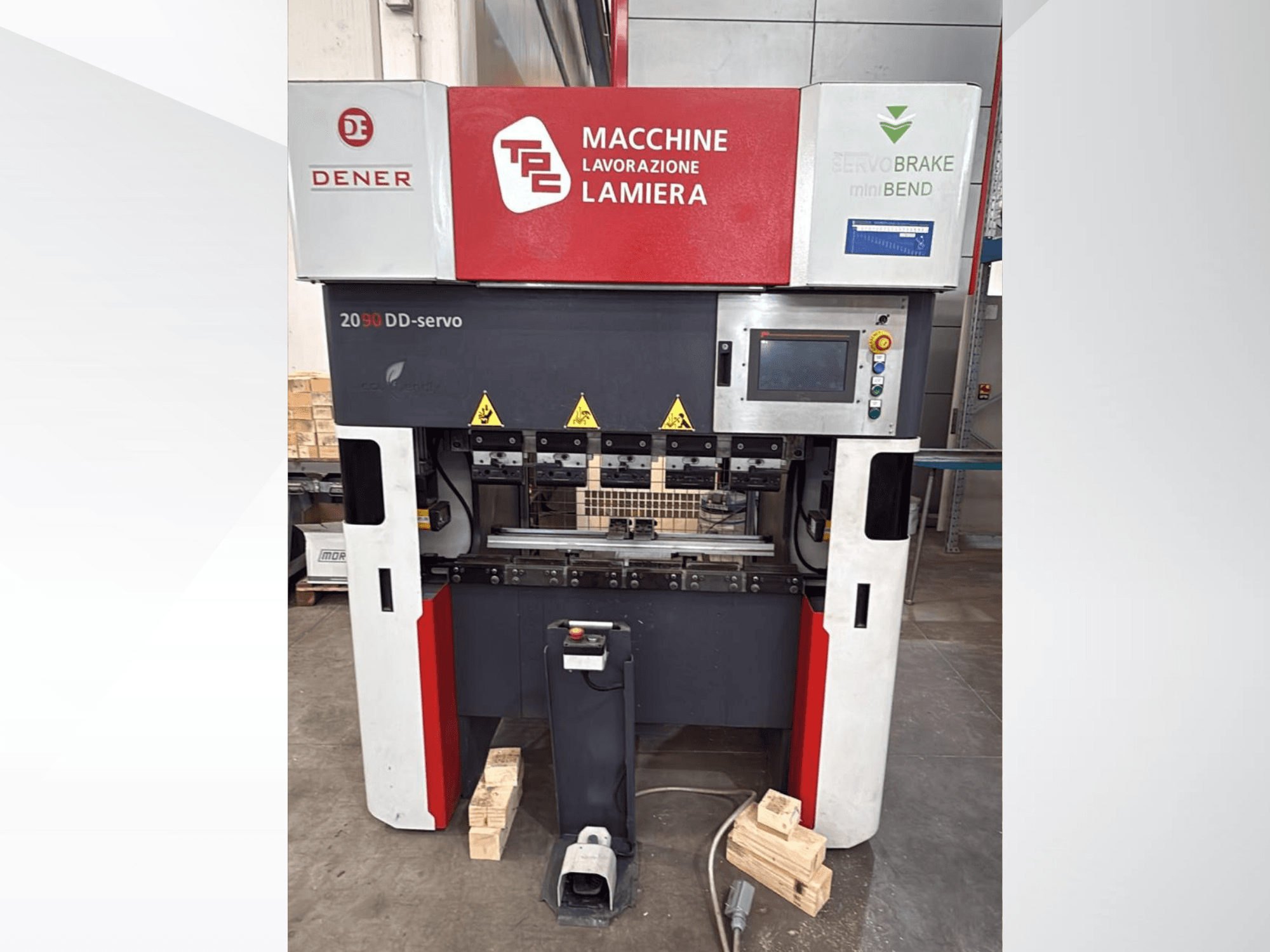 Abkantpresse DENER DDS 2090 in Vorderansicht, mit Bedienfeld, Sicherheitshinweisen und Holzsockel.